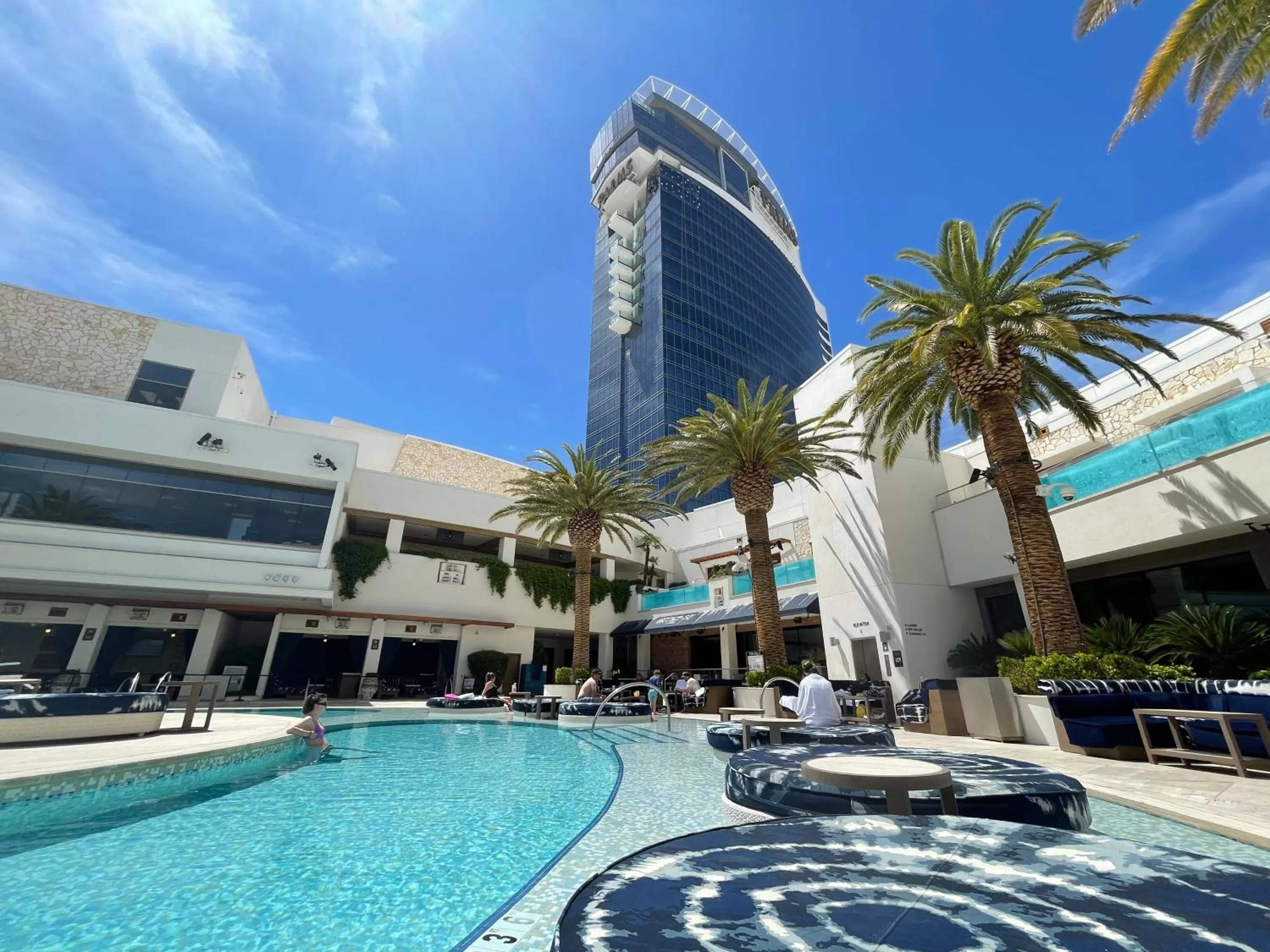 Property building in Vegas Palms HIGH 52nd fl. 1BDR corner penthouse 1220sqft