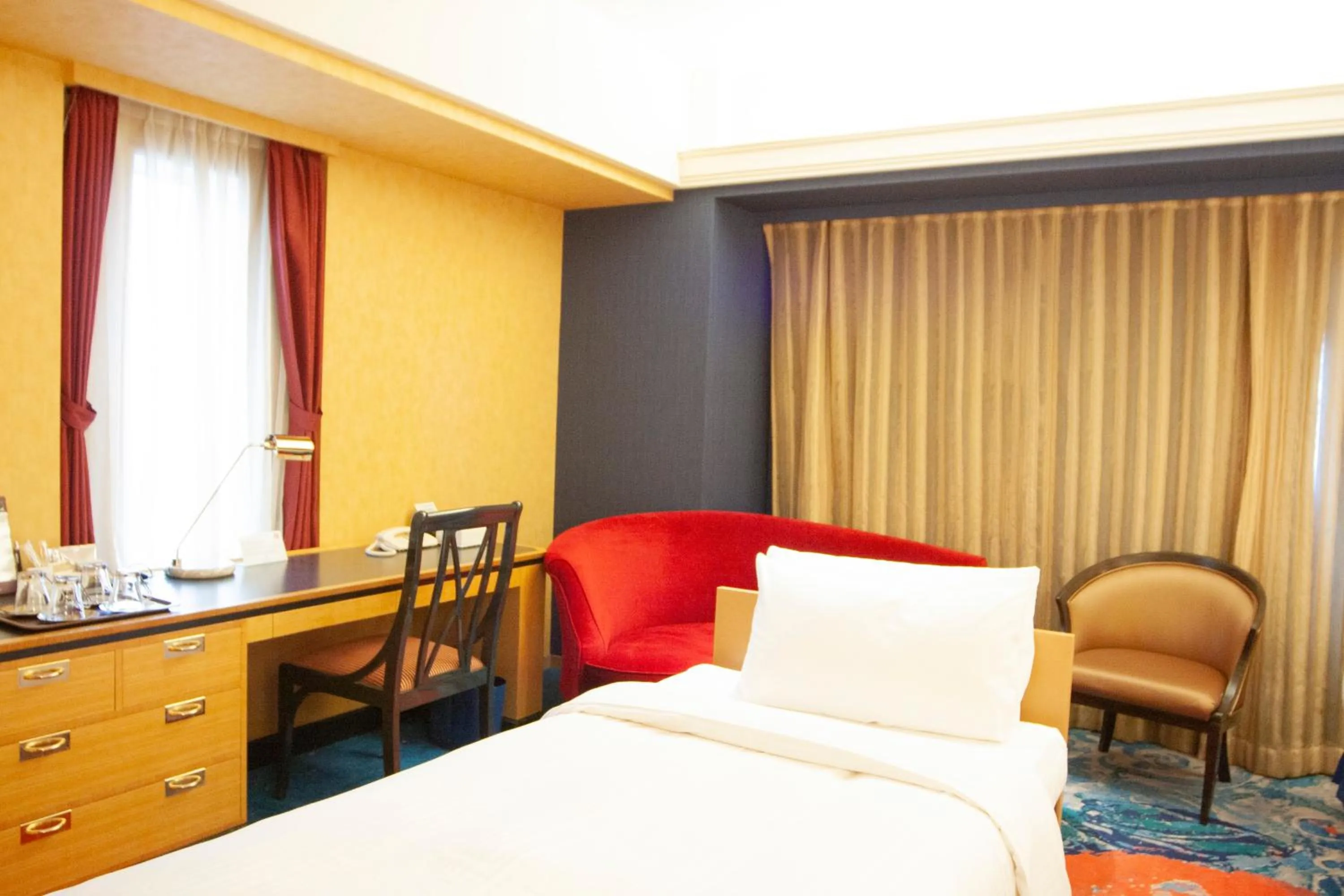 Photo of the whole room, Bed in Hotel New Otani Makuhari