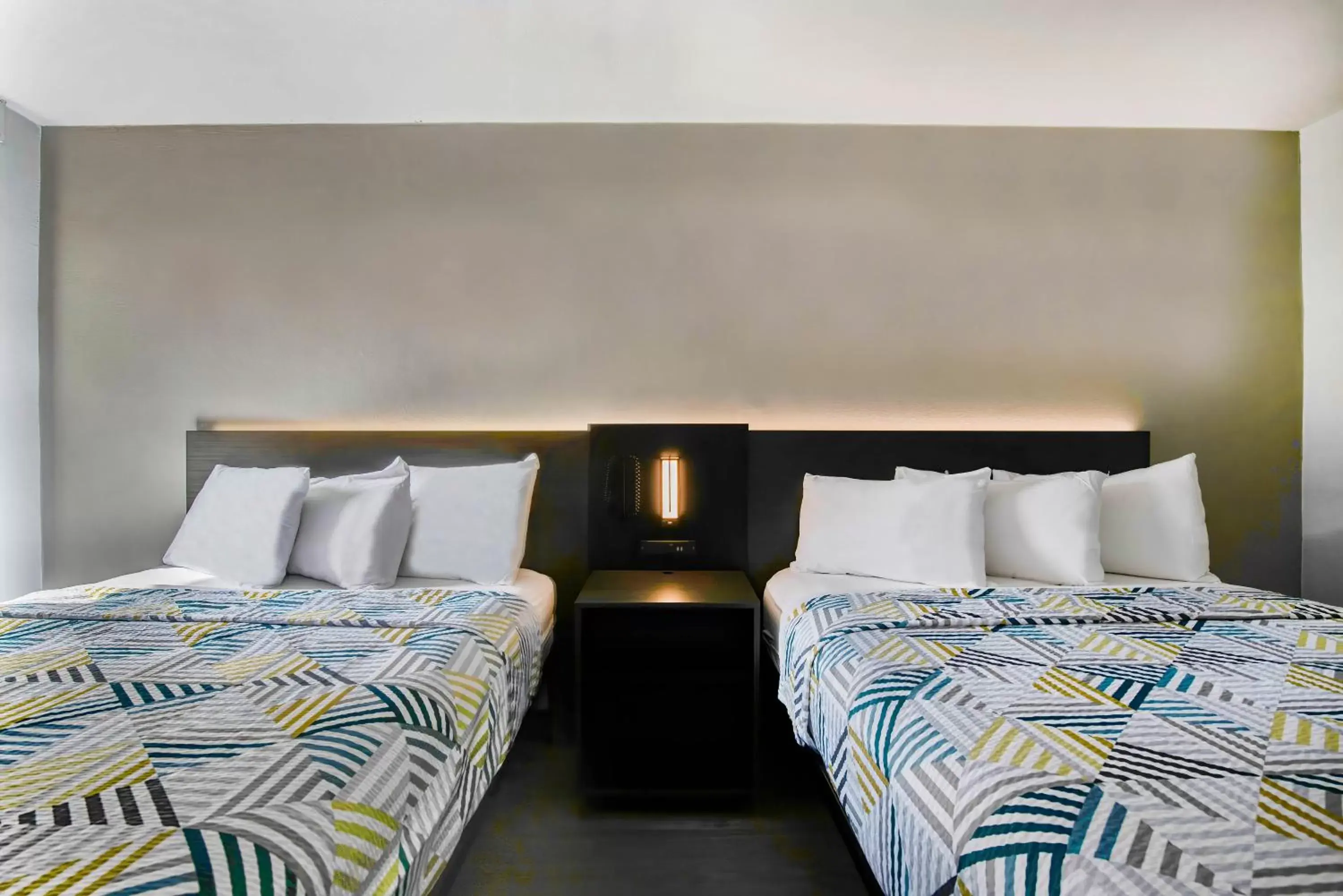 Deluxe Queen Room with Two Queen Beds - Non-Smoking in Motel 6 Atlanta, Ga - Midtown Deluxe Queen Room with Two Queen Beds - Non-Smoking in Motel 6 Atlanta, Ga - Midtown