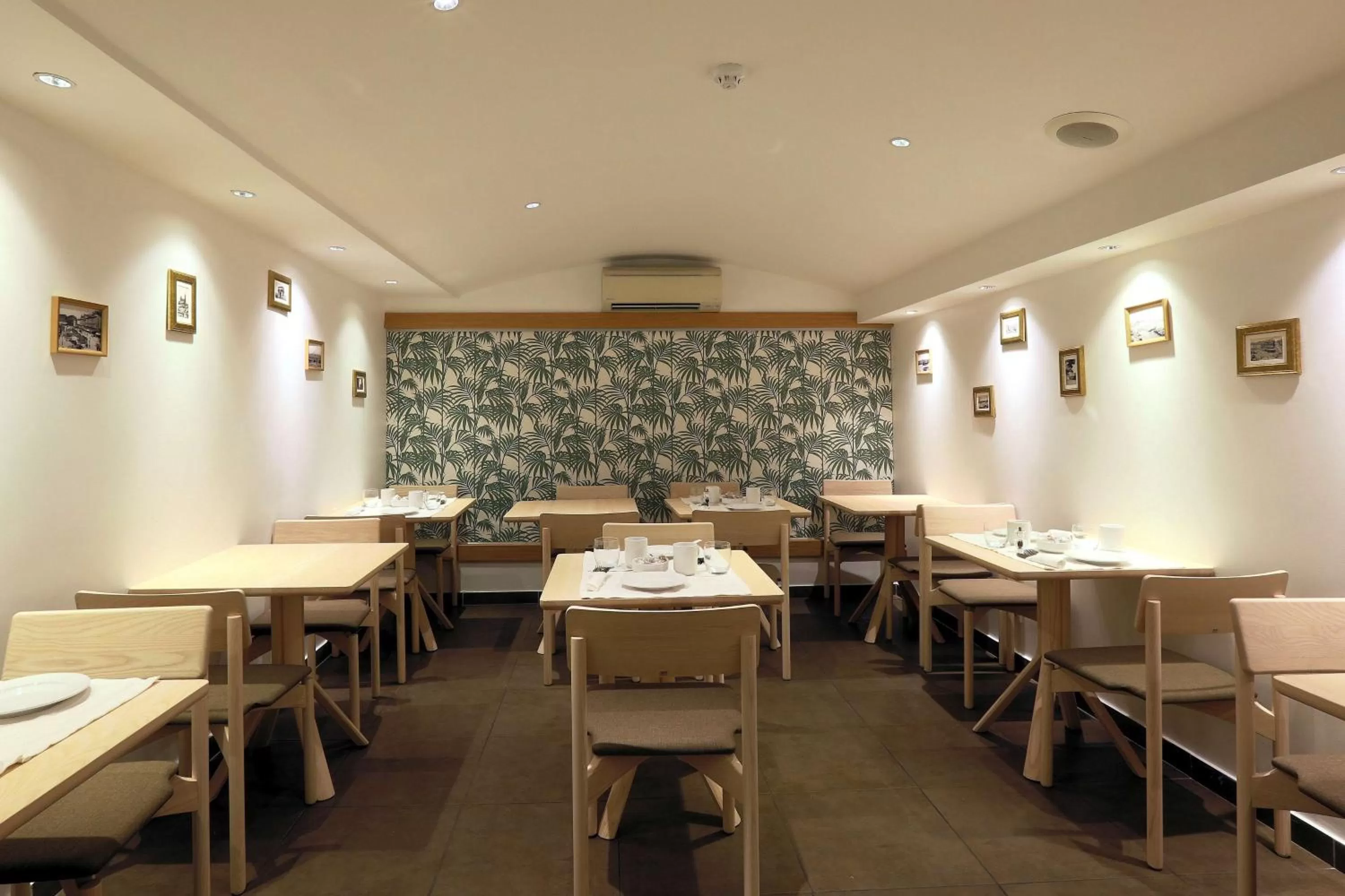 Restaurant/places to eat in Best Western Hotel du Mucem