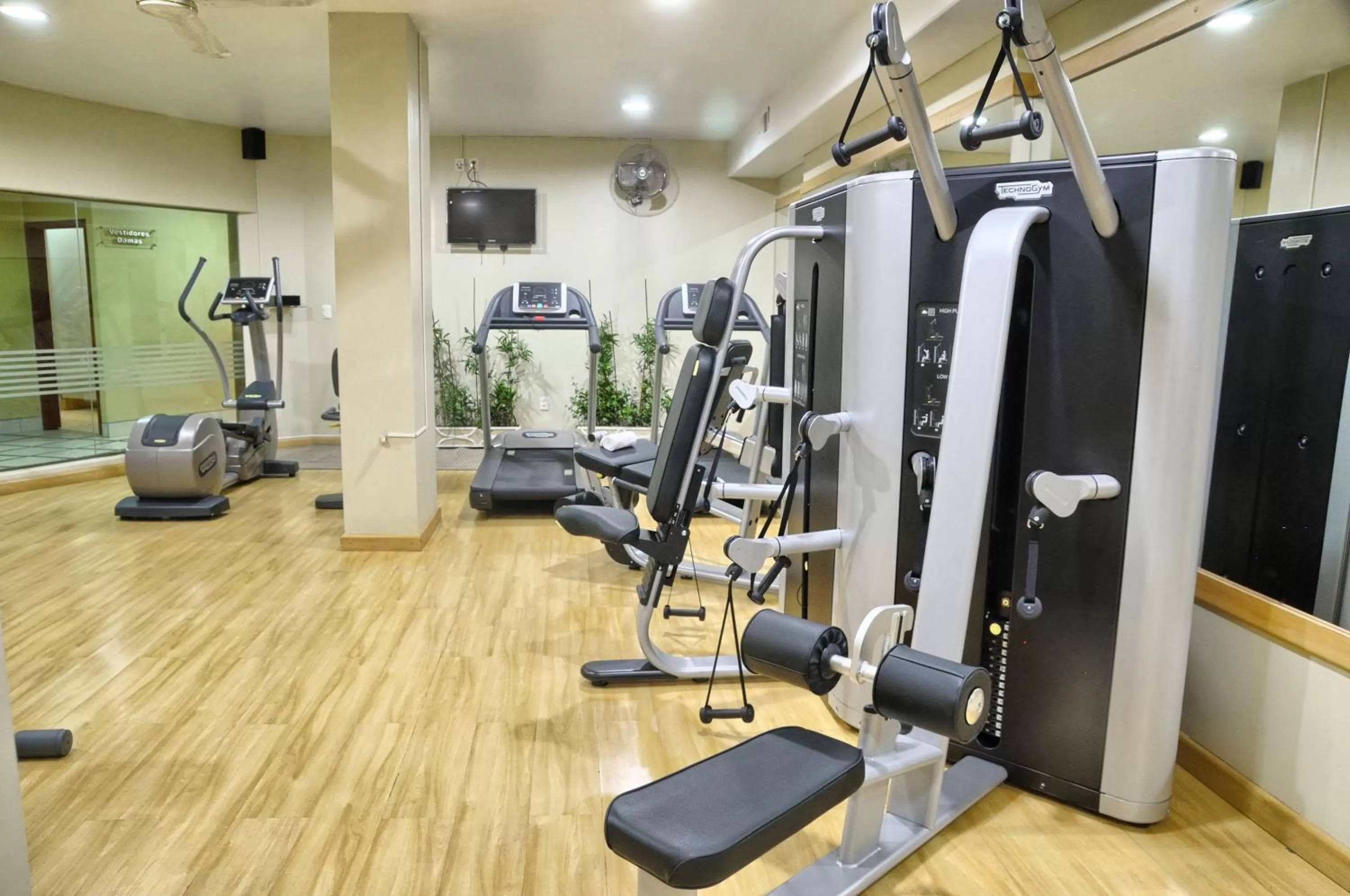 Fitness centre/facilities in Suites Camino Real