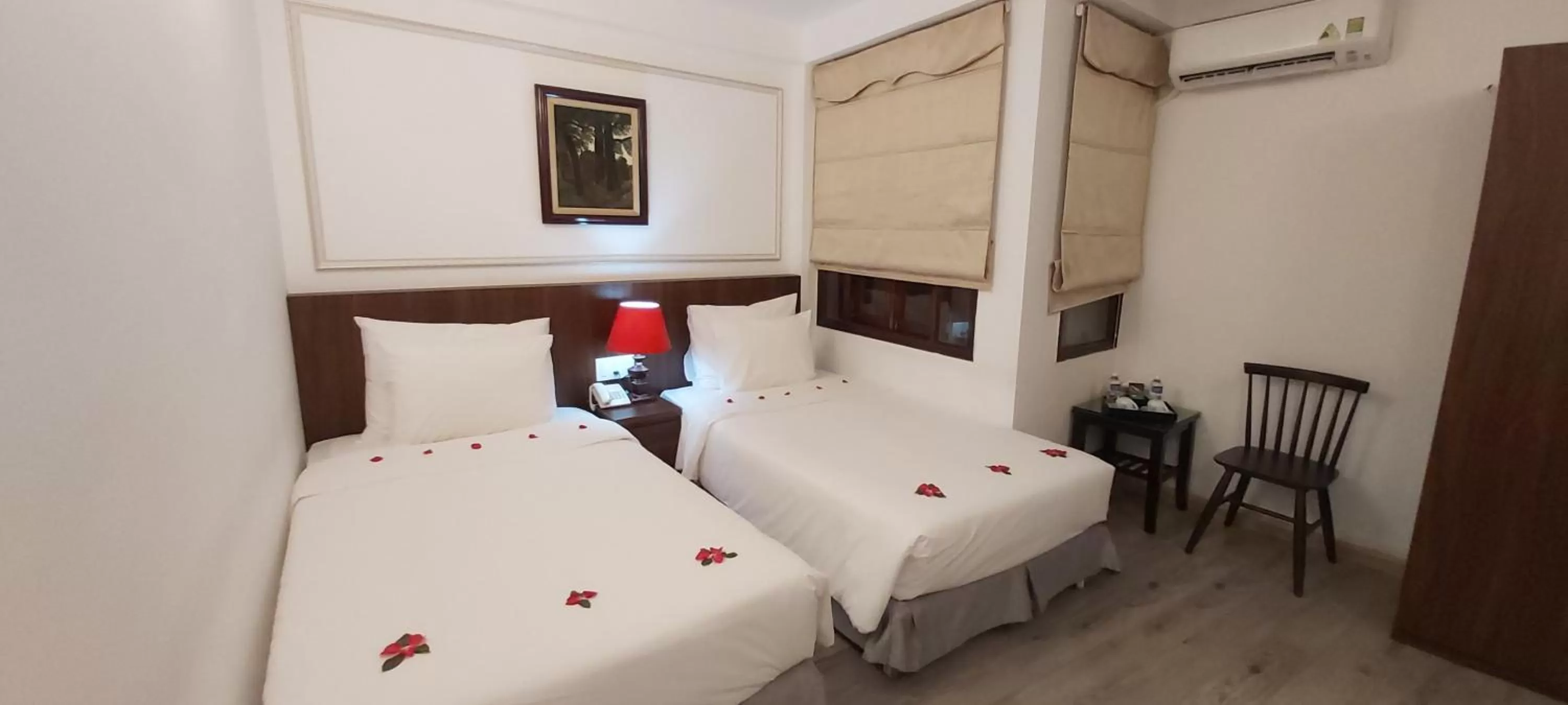 Photo of the whole room, Bed in Hanoi Endless Hotel