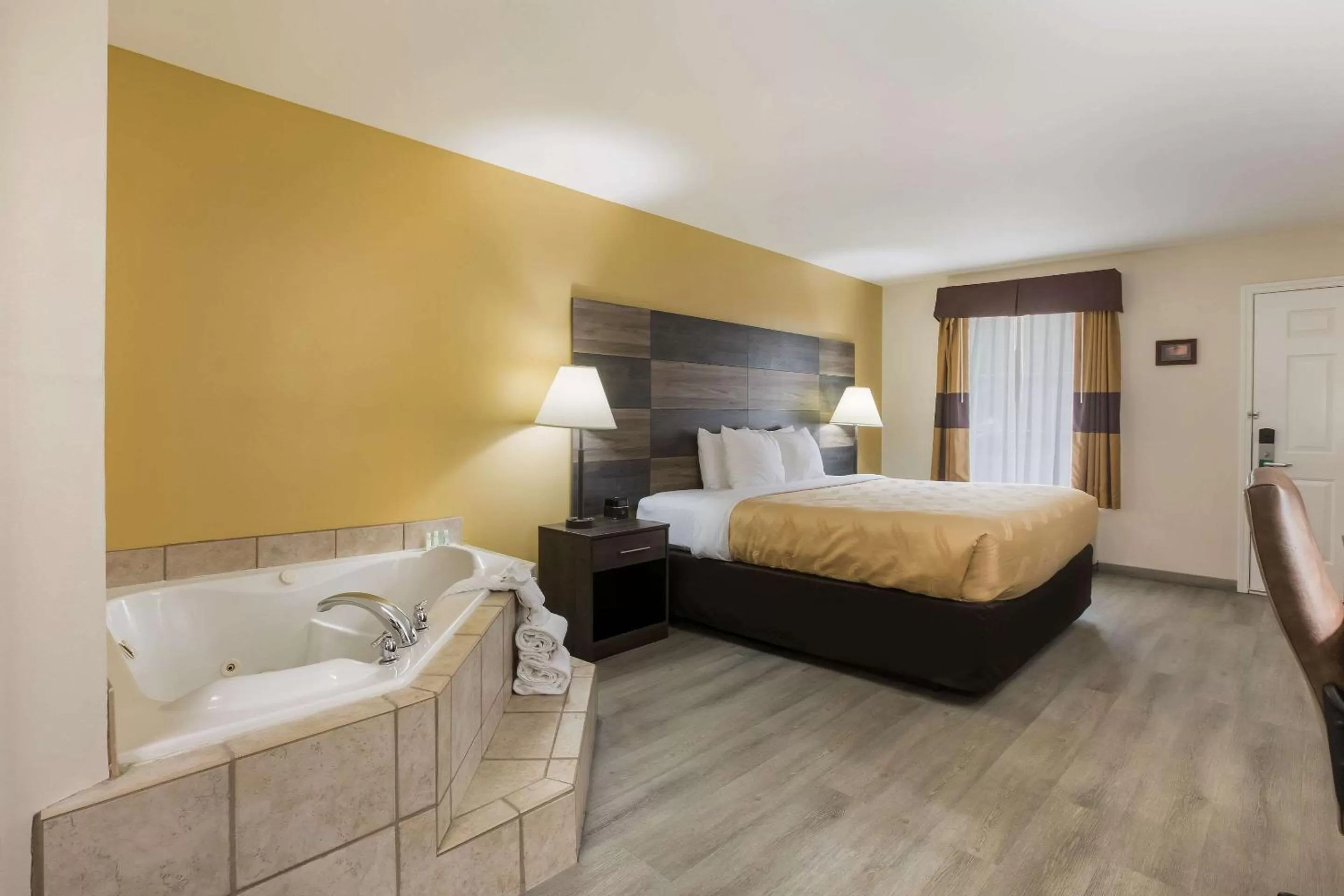Deluxe King Suite in Quality Inn & Suites near Lake Oconee