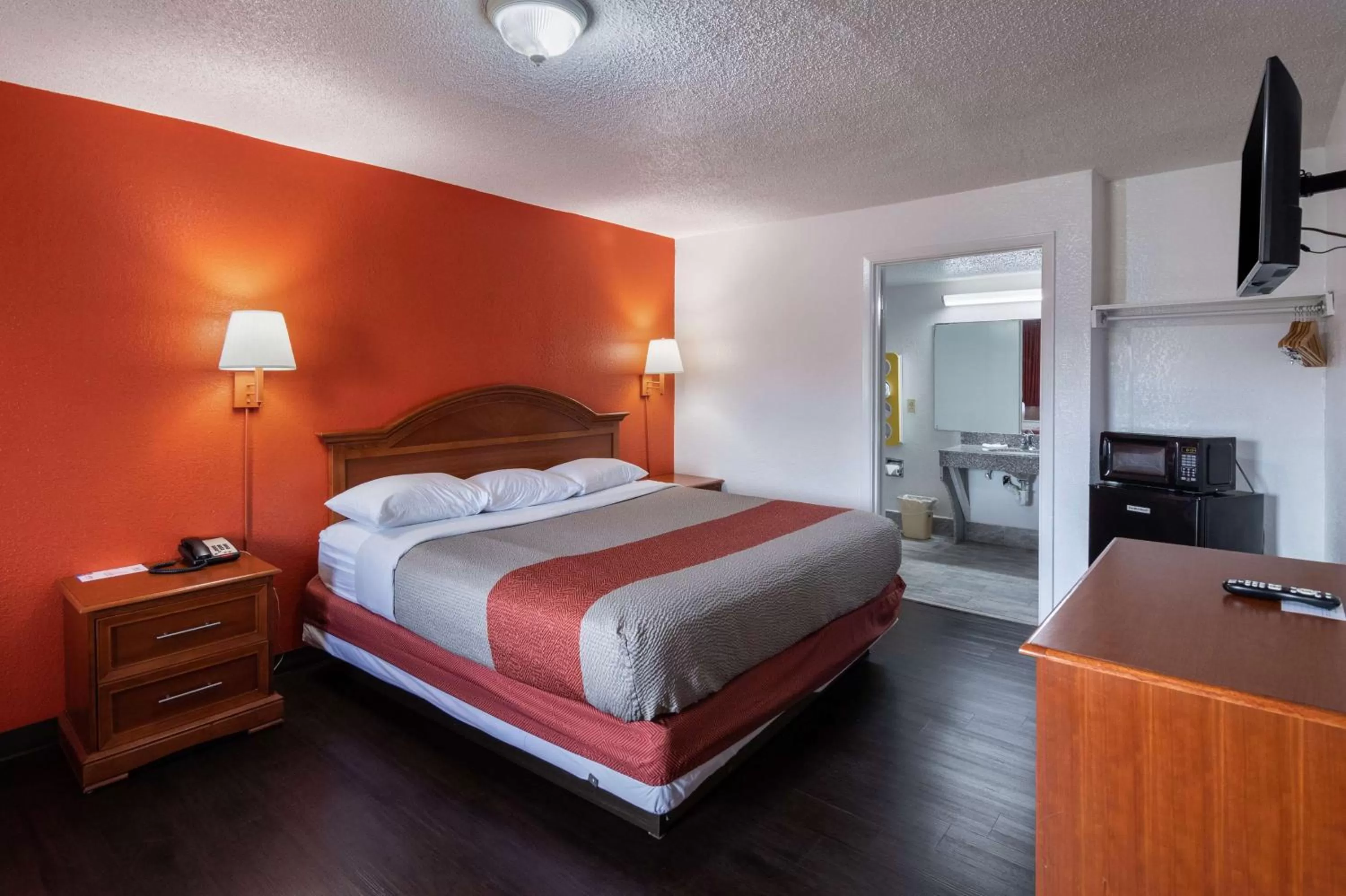 TV and multimedia, Bed in Motel 6-Montgomery, AL - Coliseum