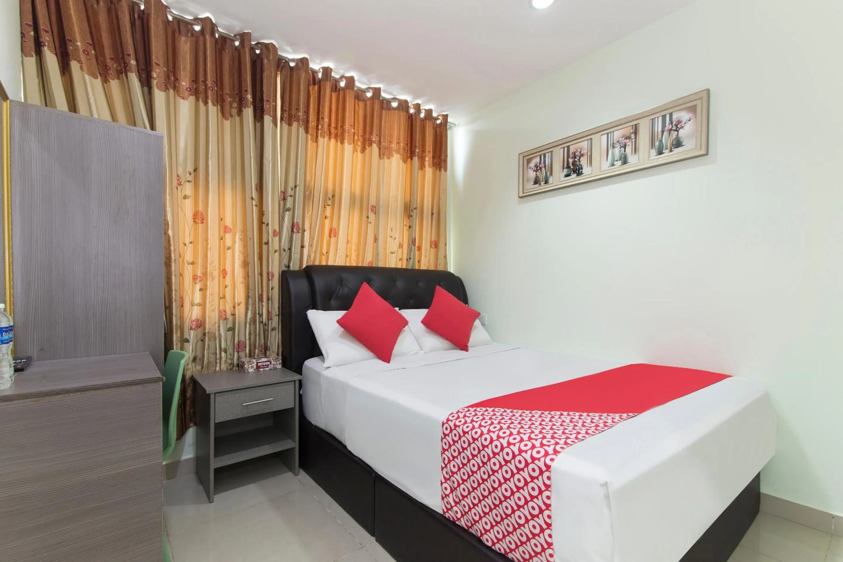 Bedroom, Bed in OYO 444 KL Empire Hotel