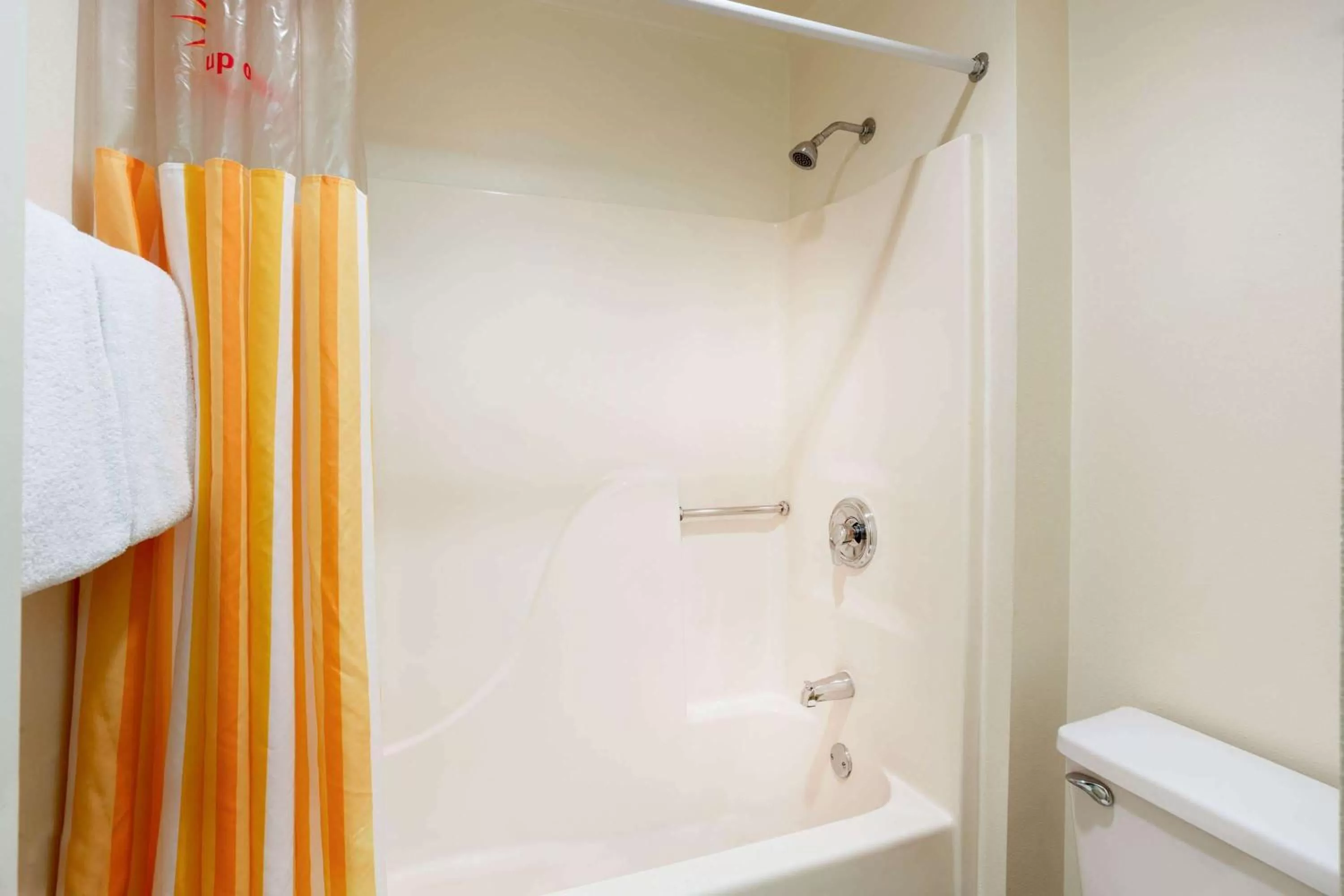 Bathroom in La Quinta Inn by Wyndham Chicago Willowbrook