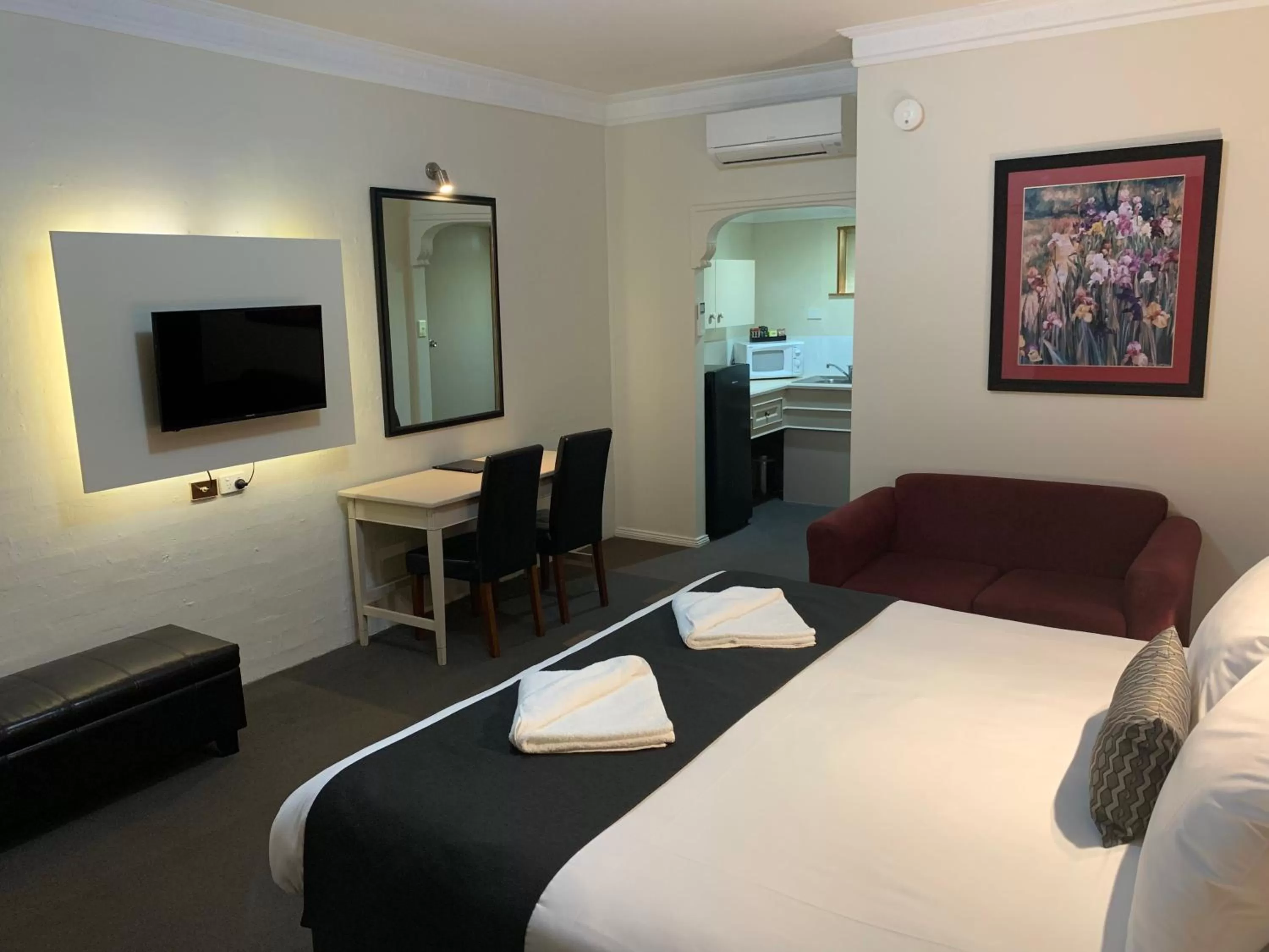 Photo of the whole room, Bed in Heritage Motor Inn Goulburn