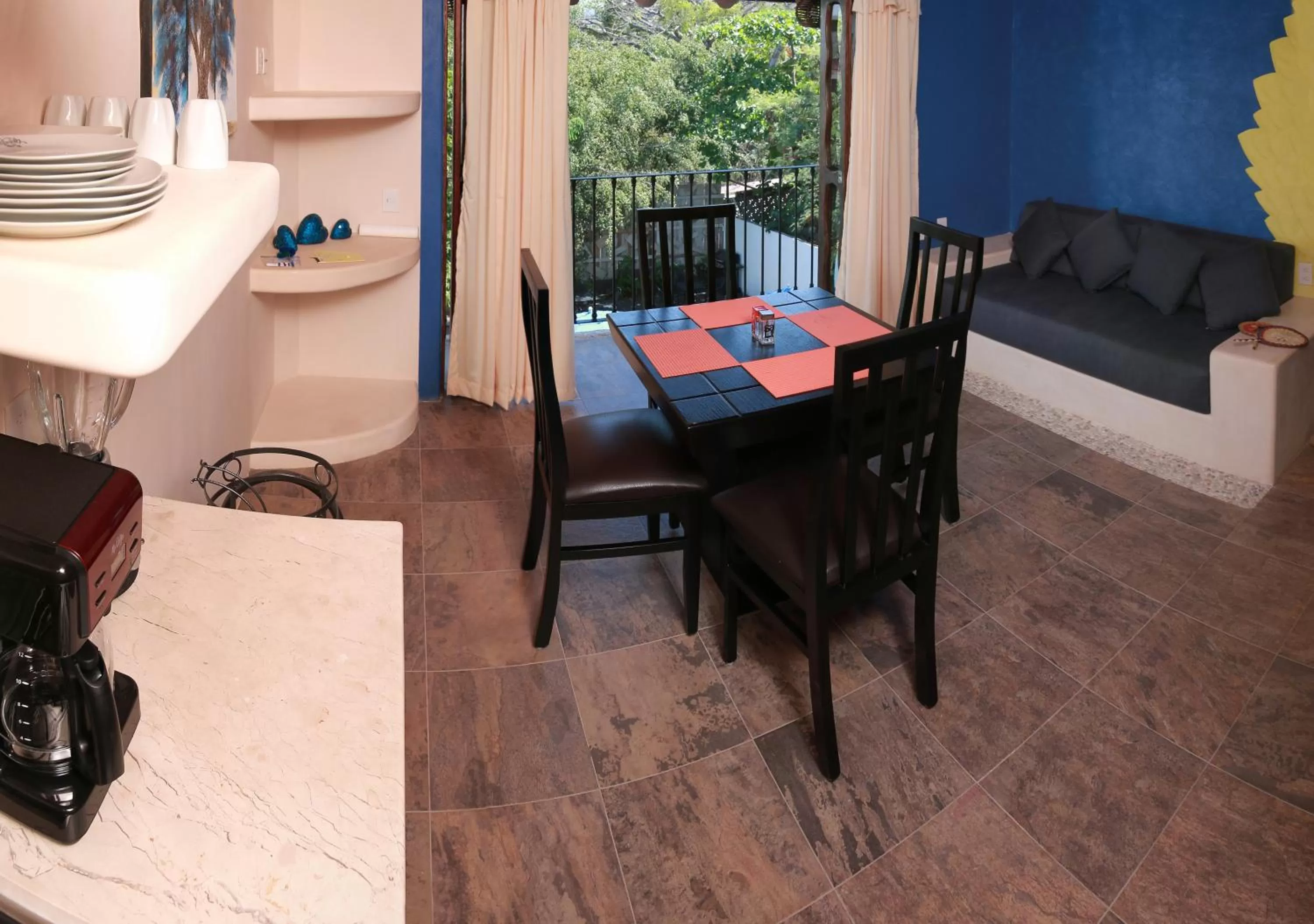 Dining area in Ceiba Studios