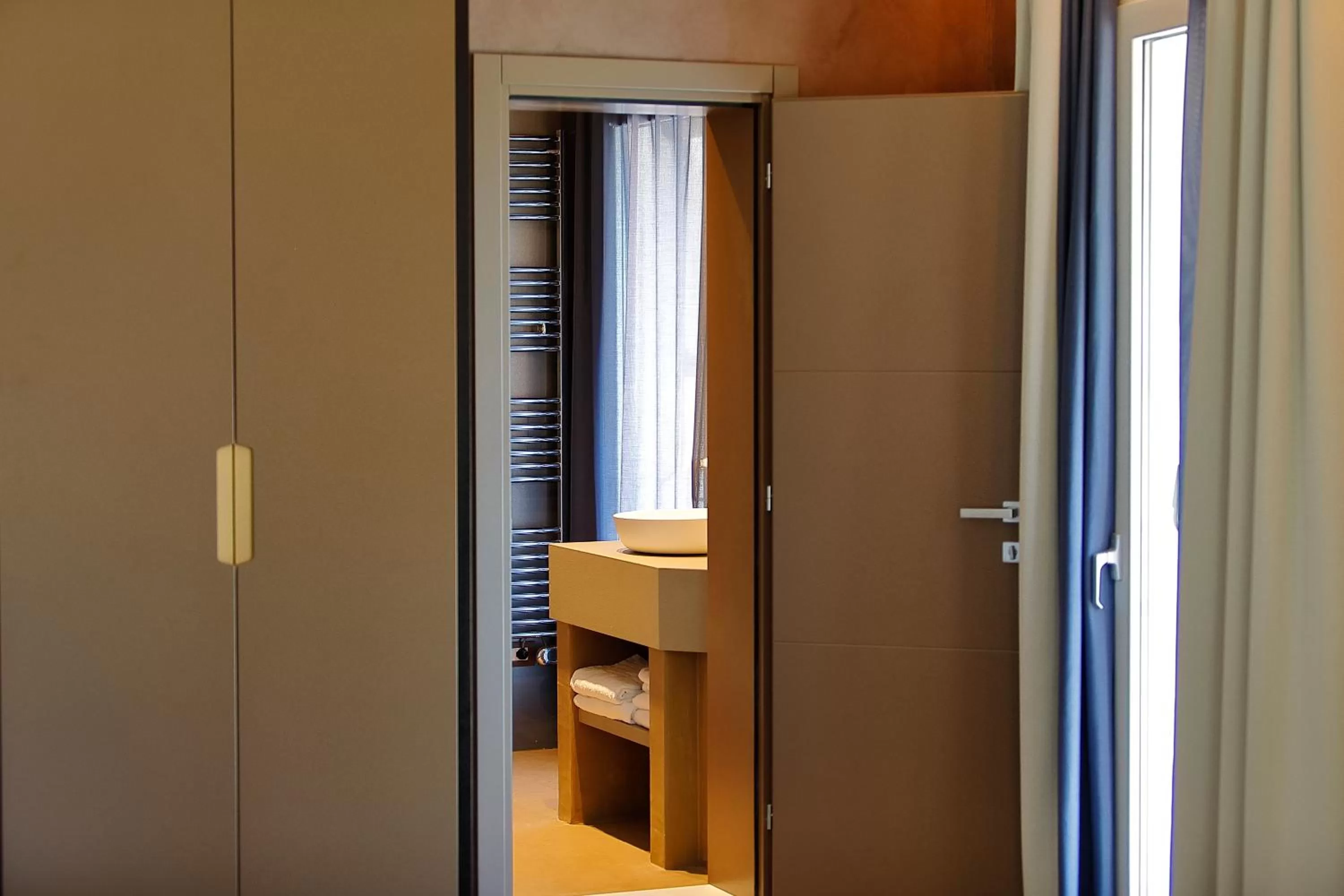 Bathroom in Hotel Bell'arrivo by Dori