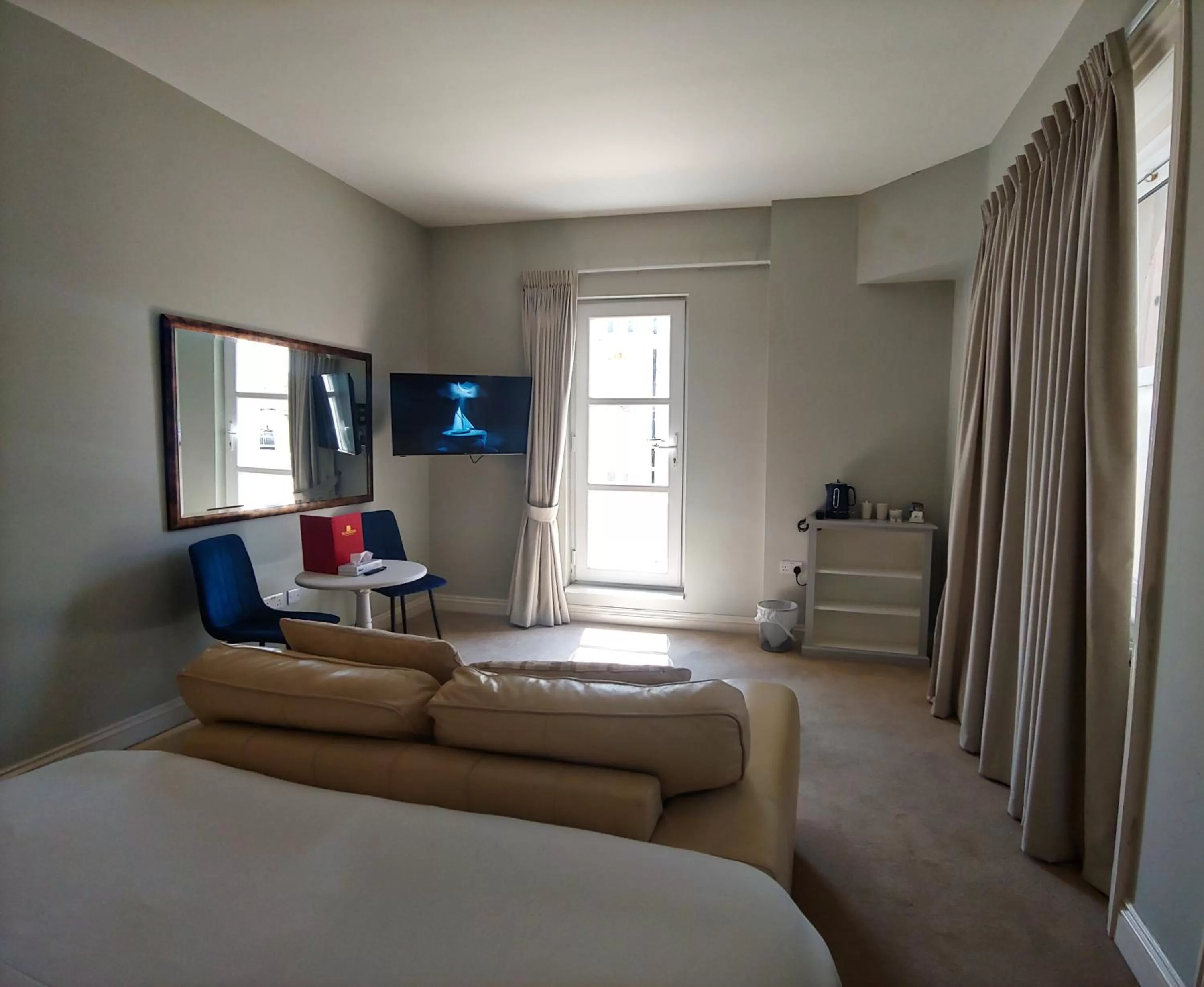 Seating area, Bed in The Chatsworth Hotel