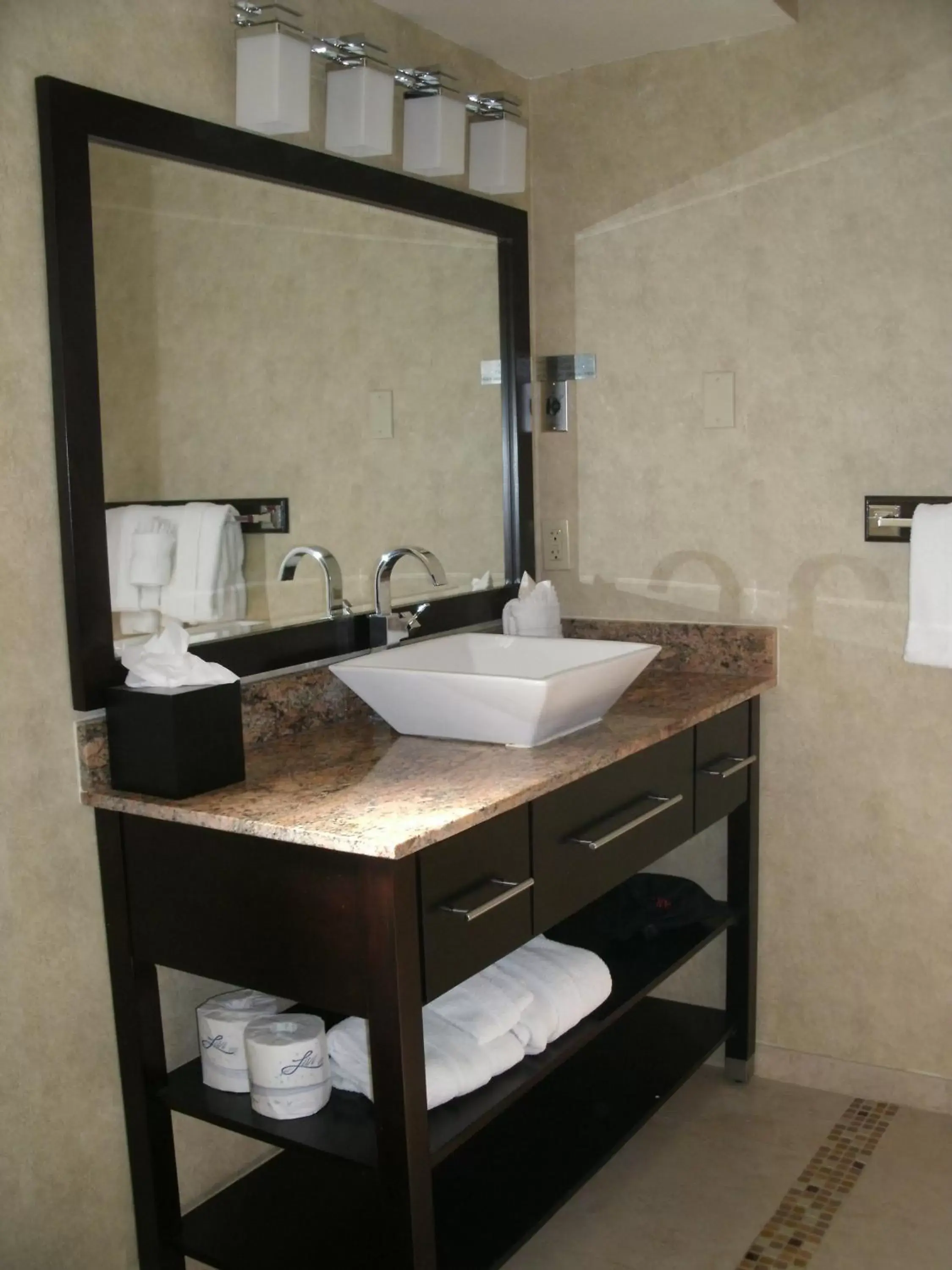 Standard King Room in Rosedale Inn Standard King Room in Rosedale Inn