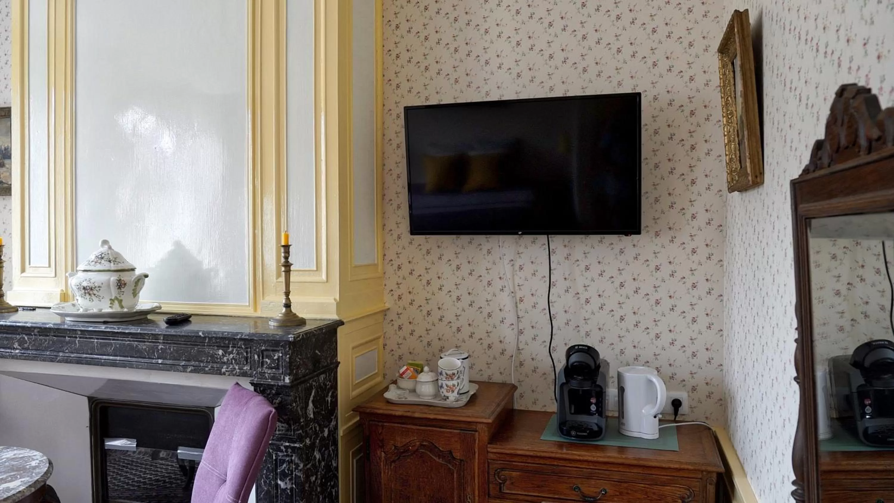 Coffee/tea facilities, TV/Entertainment Center in Au Chapitre