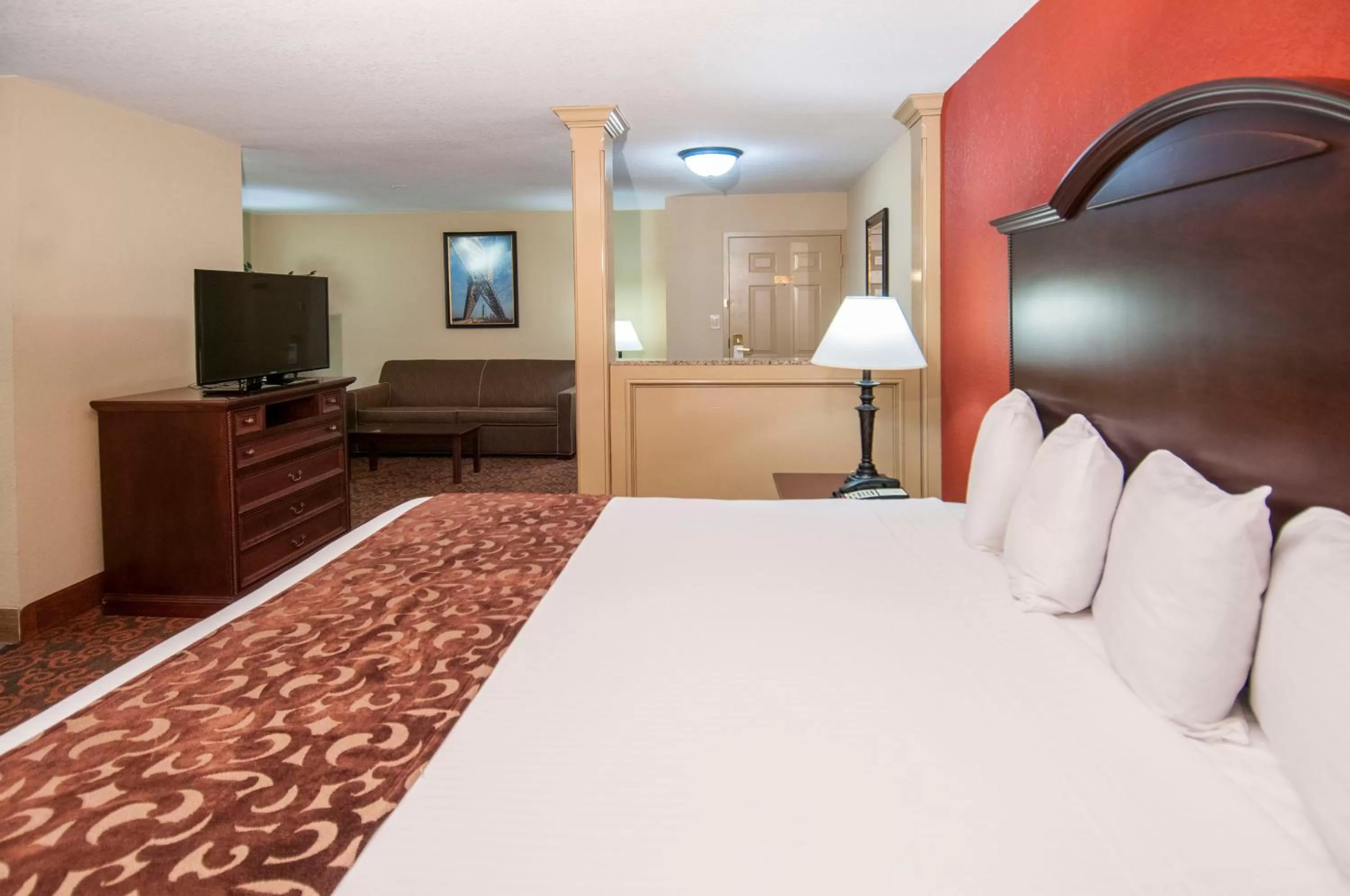 Bedroom, Bed in Governors Suites Hotel Oklahoma City Airport Area