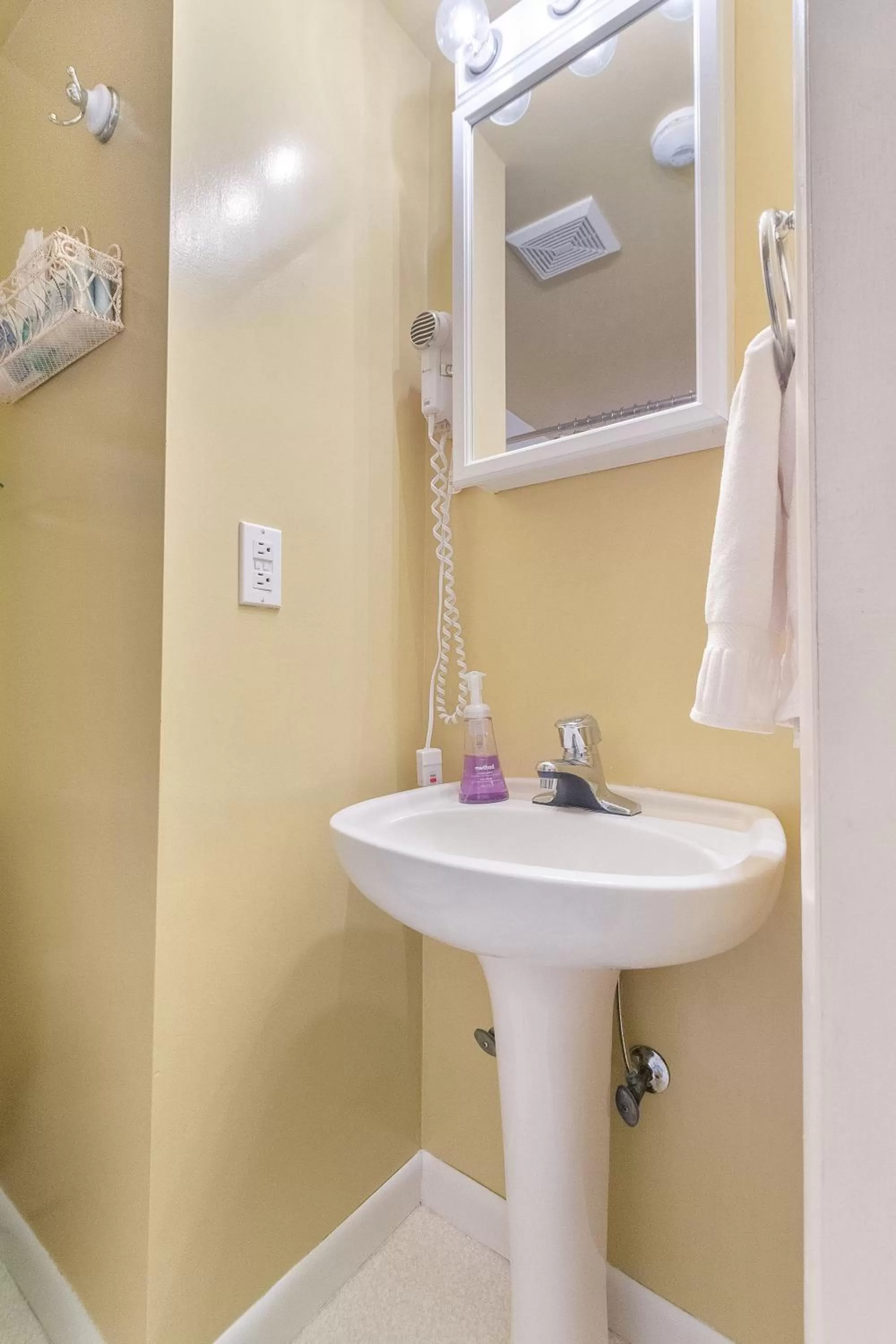 Bathroom in After Eight Bed and Breakfast