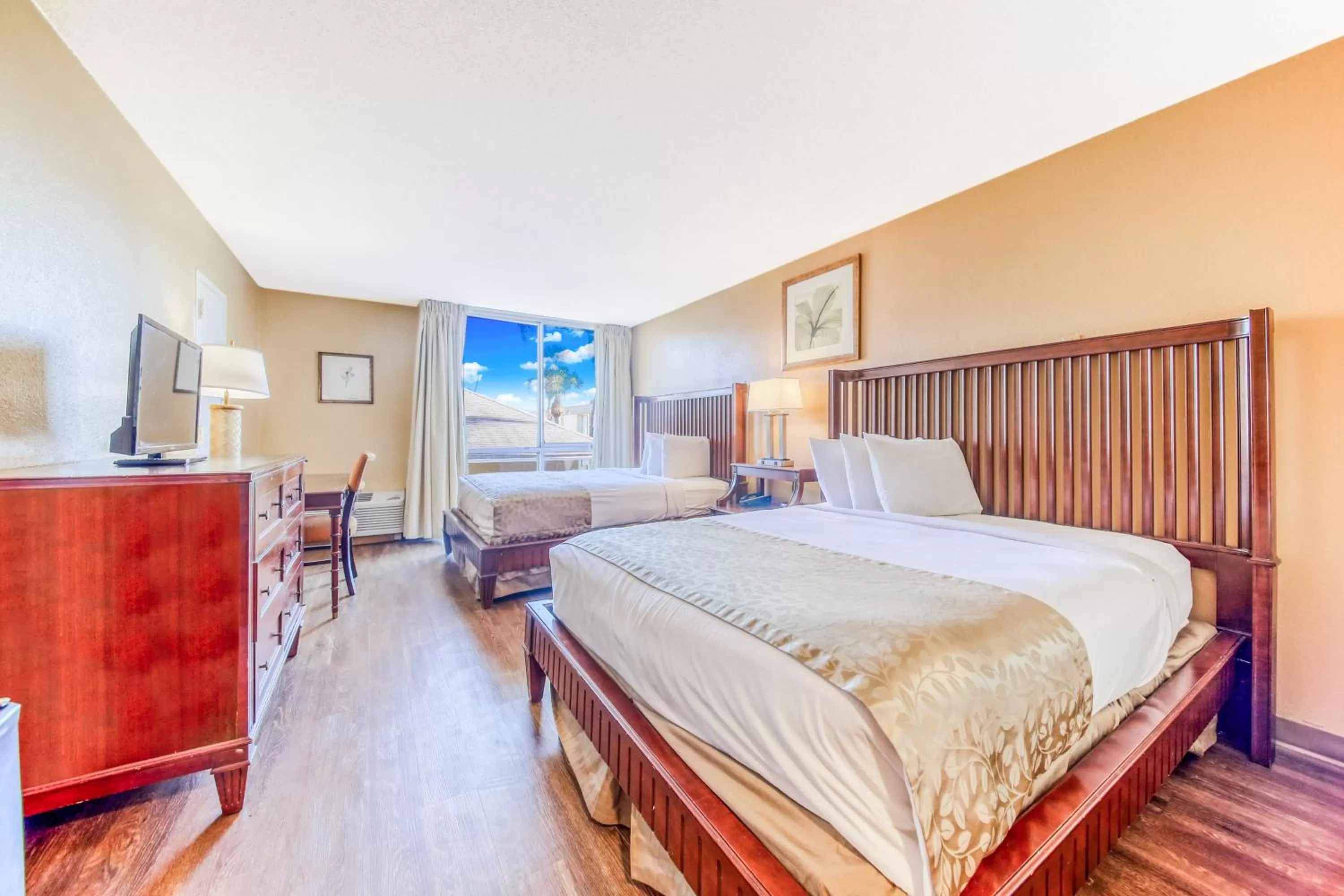 Communal lounge/ TV room in Floridian Express International Drive