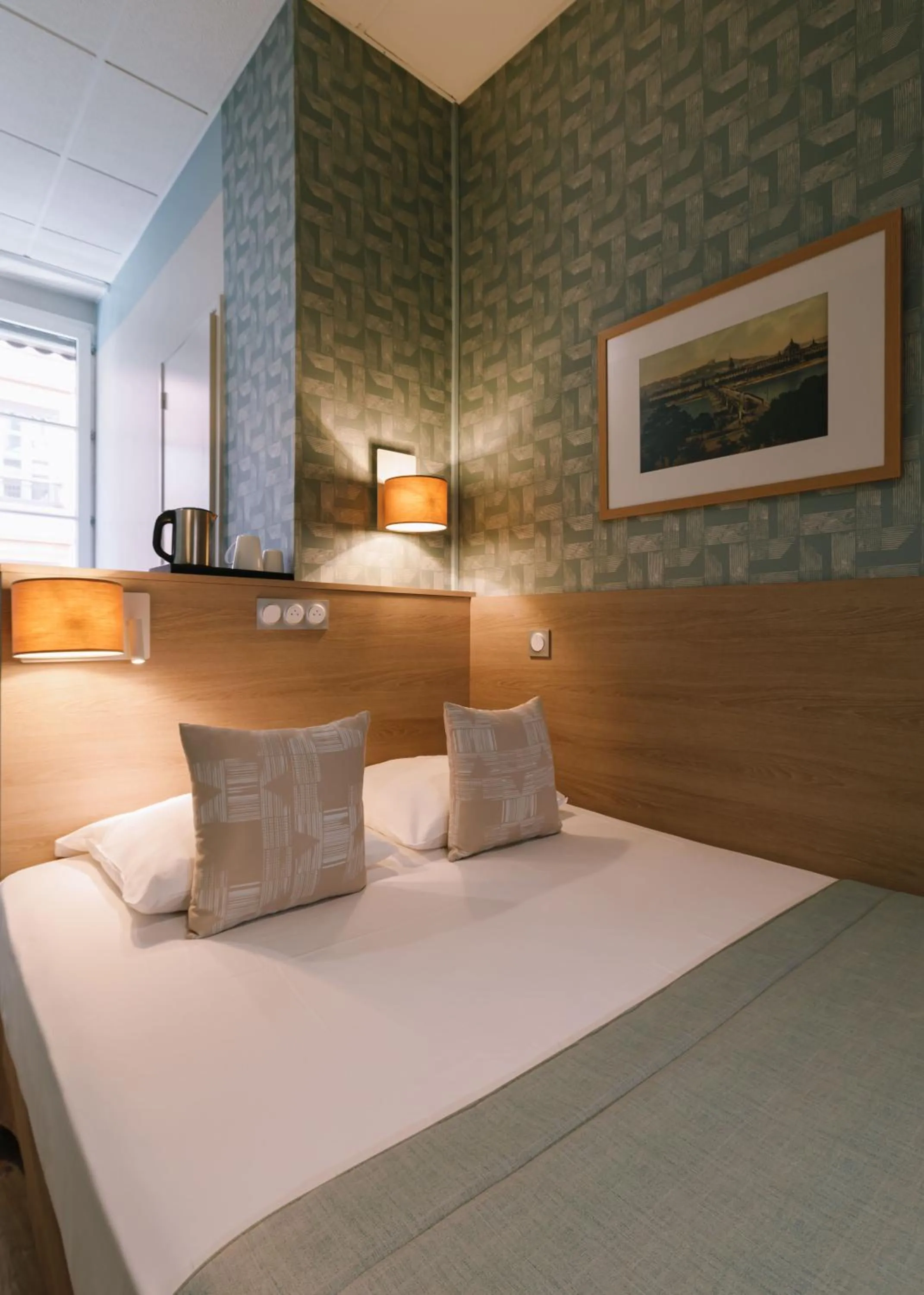 Bed in Hôtel du Dauphin