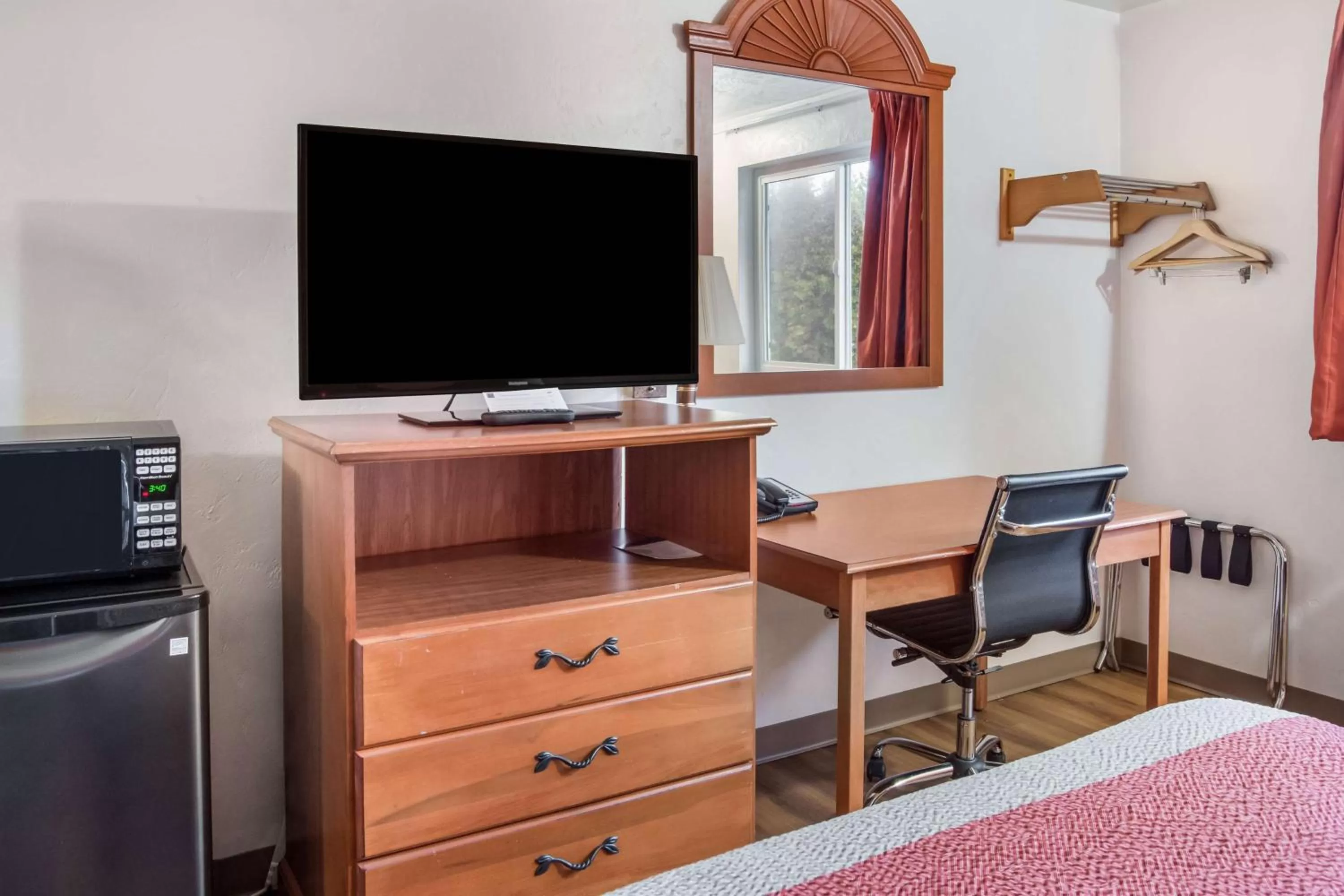 TV and multimedia in Motel 6-Wilsonville, OR - Portland