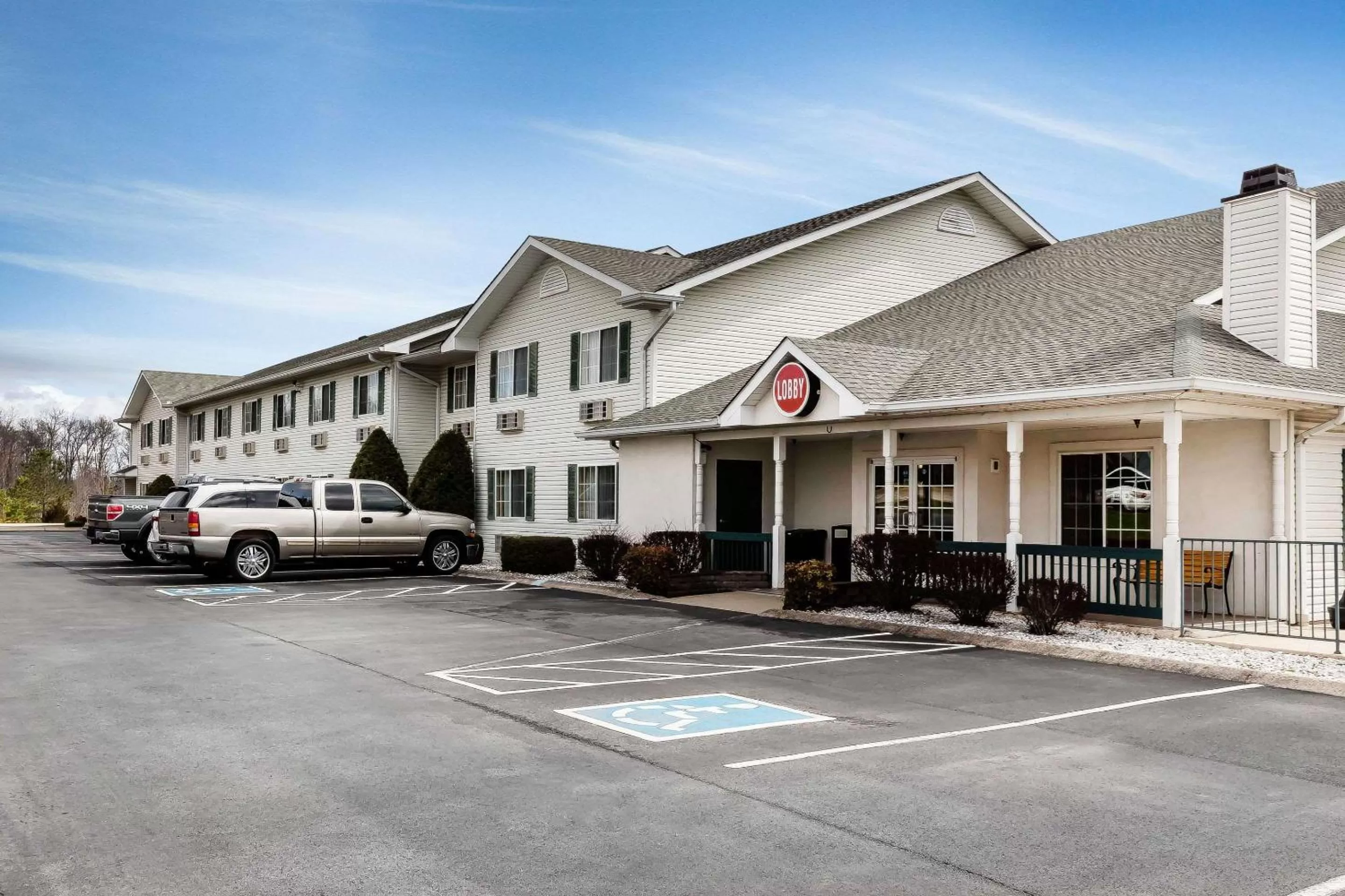 Property building in Econo Lodge Inn & Suites Dickson