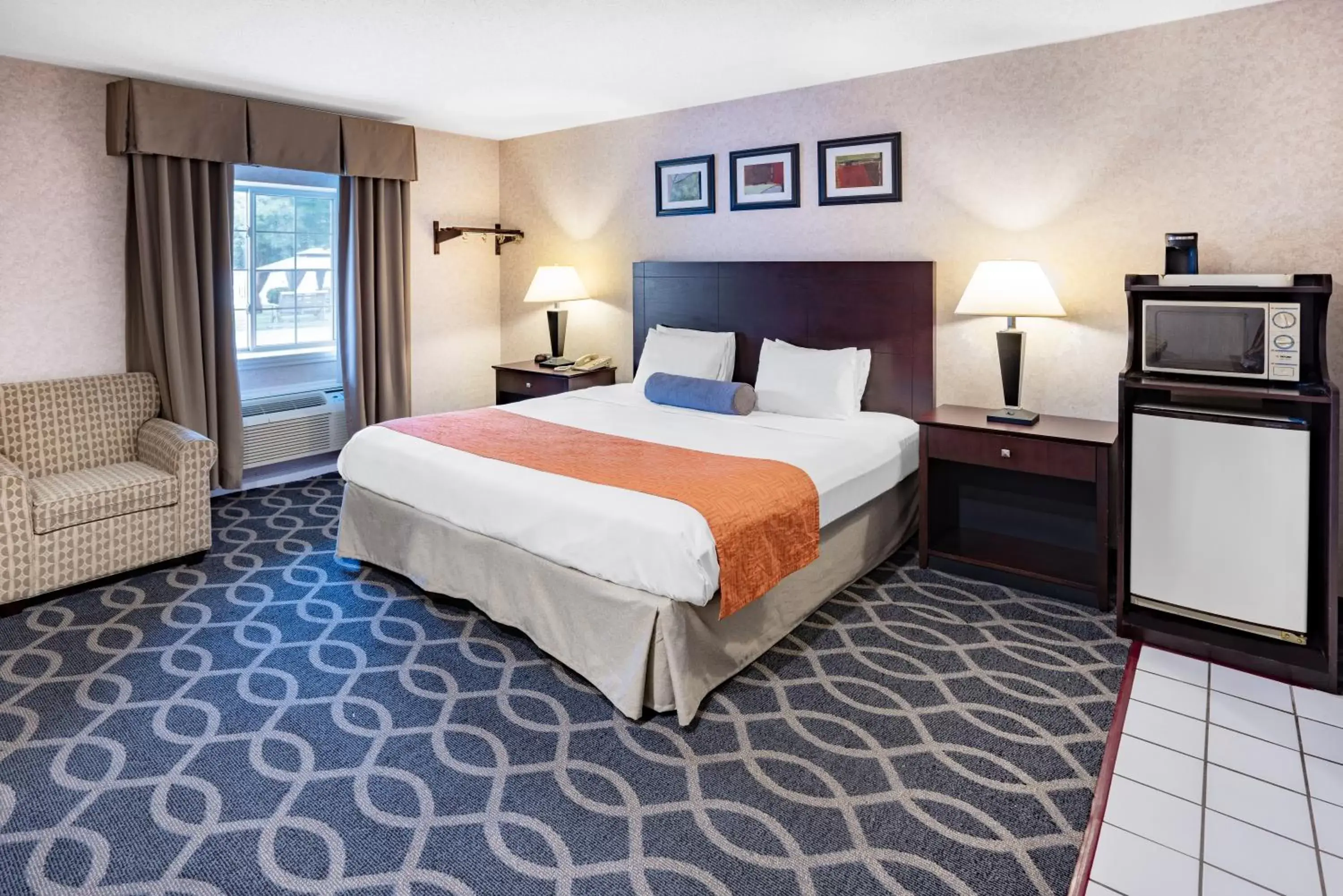 King Room- Non-Smoking in Howard Johnson by Wyndham Lenox King Room- Non-Smoking in Howard Johnson by Wyndham Lenox