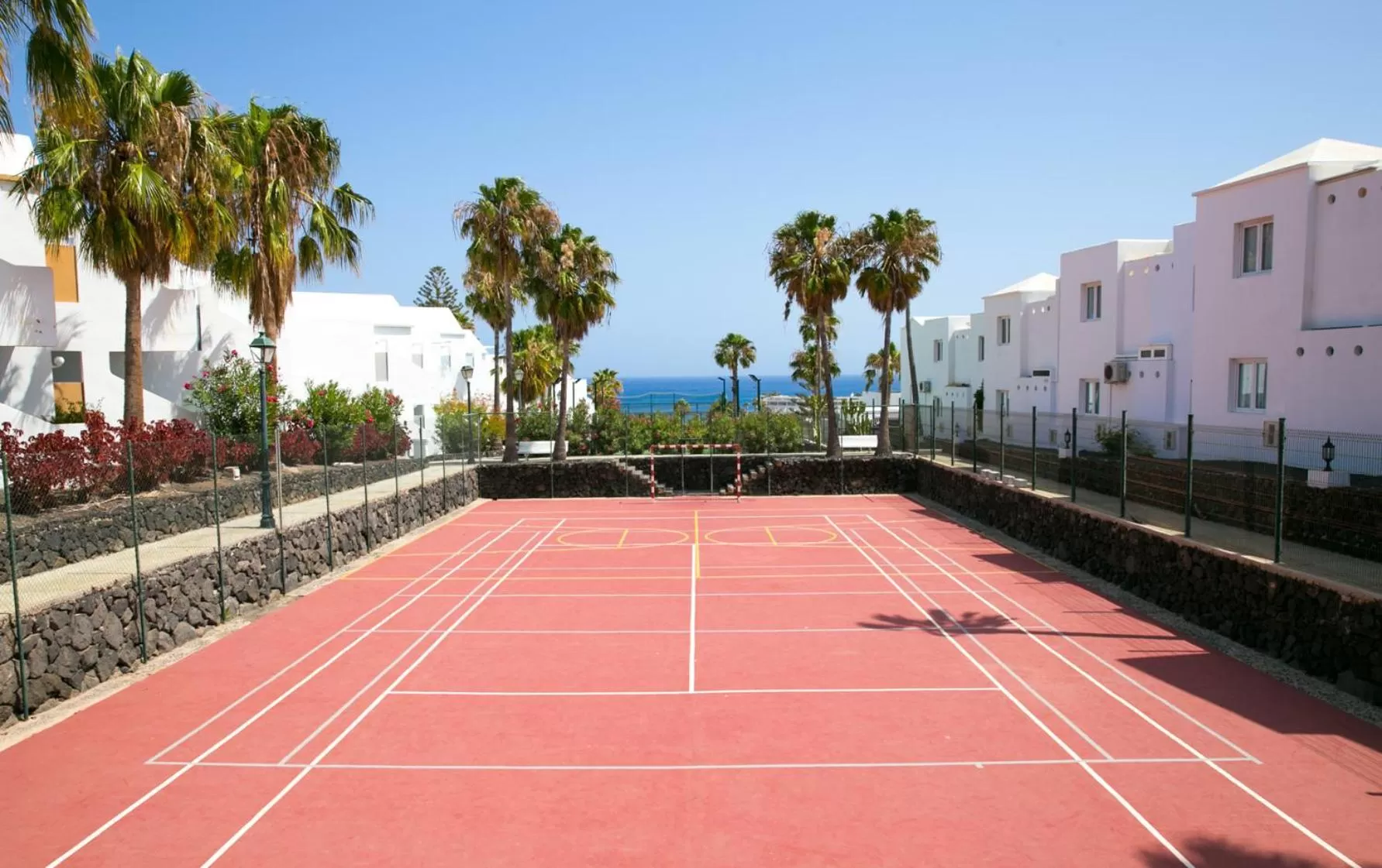 Tennis court in Apartamentos LIVVO Morromar