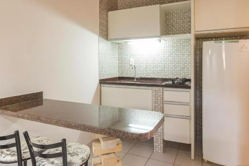 Kitchen/Kitchenette in Pousada Bangalôs Da Mole - Florianópolis