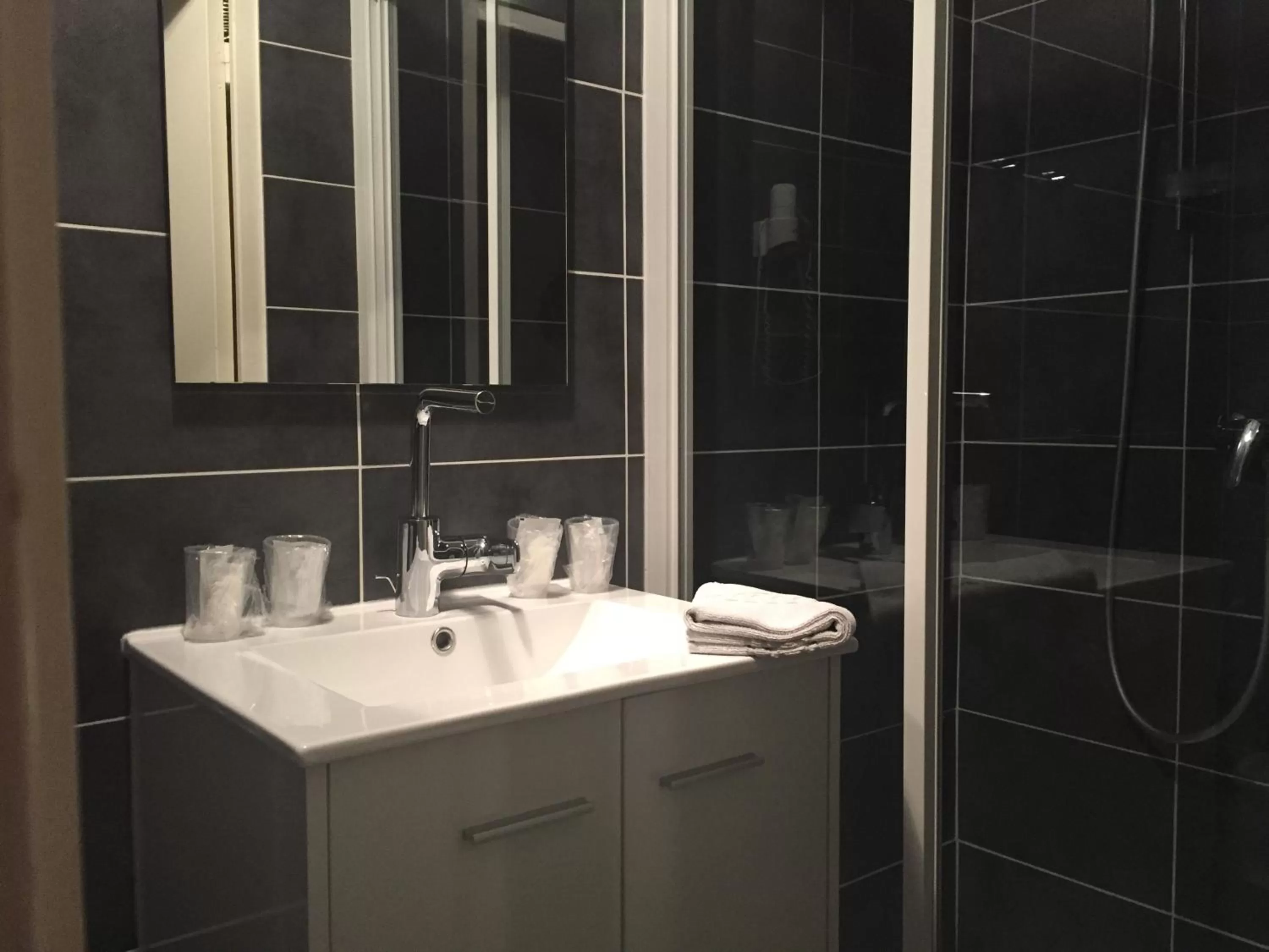 Shower in Hôtel Restaurant Le Provençal