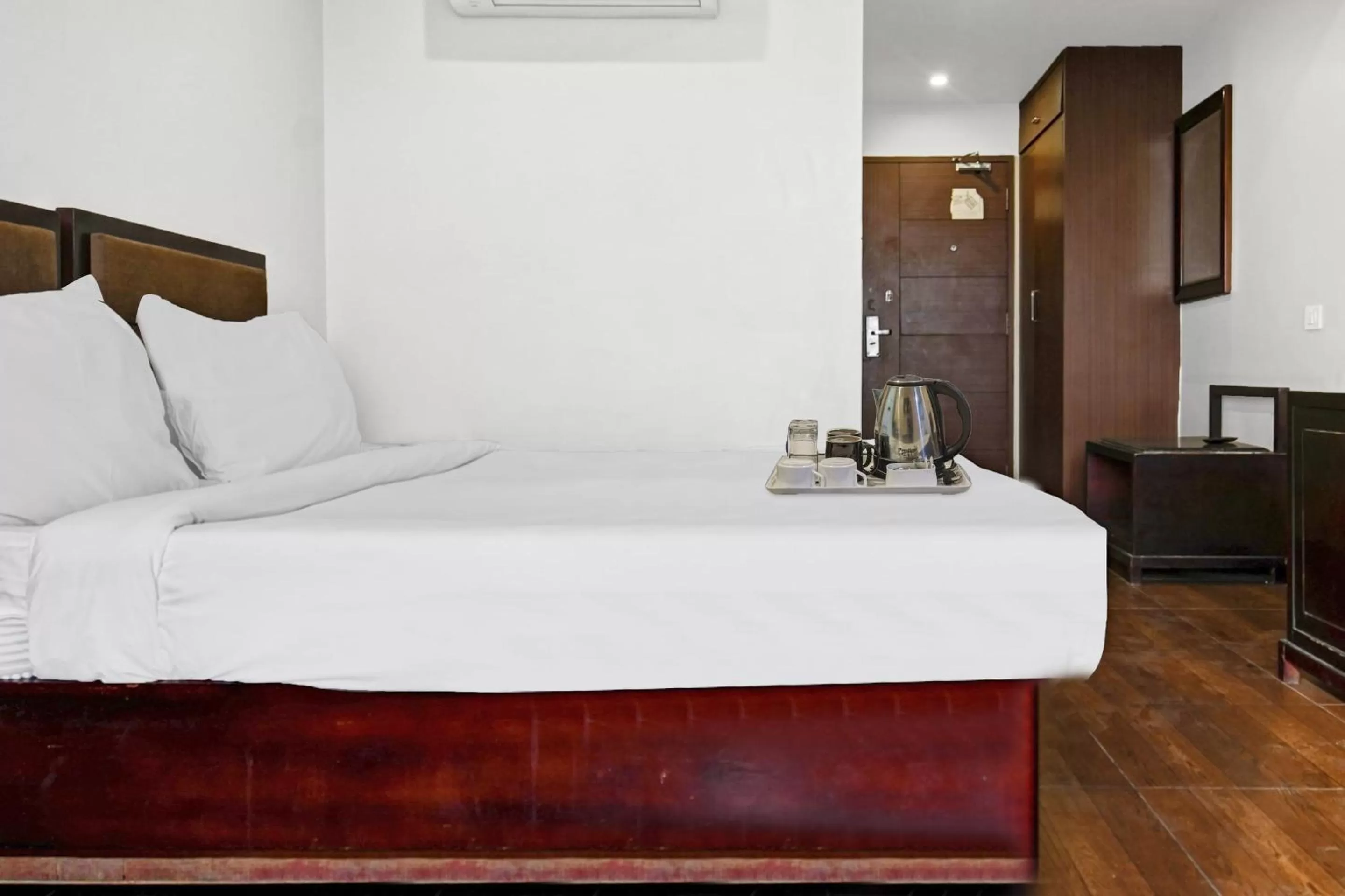 Bedroom, Bed in Super OYO Townhouse 132 Hotel The Grand