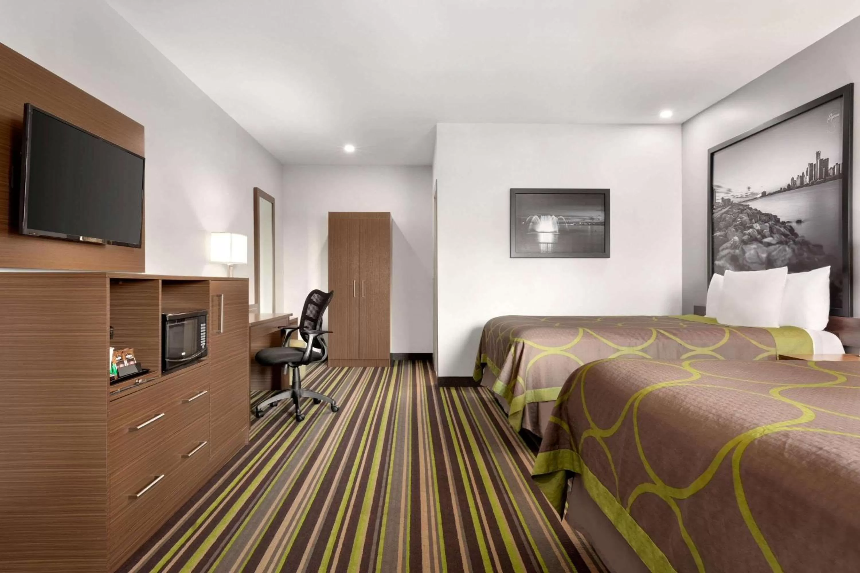 Photo of the whole room, Bed in Super 8 by Wyndham Windsor/Dougall