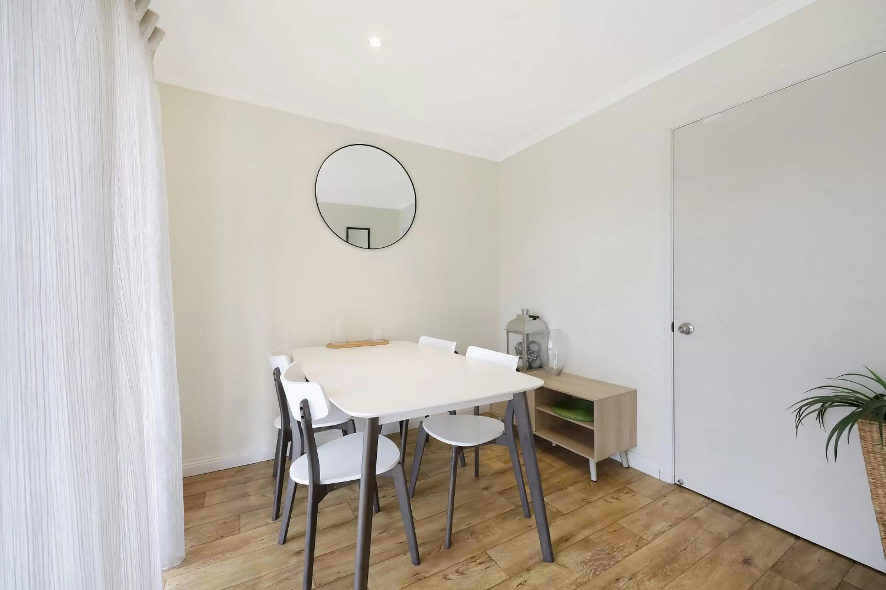 Dining area in Hamilton Townhouse Motel