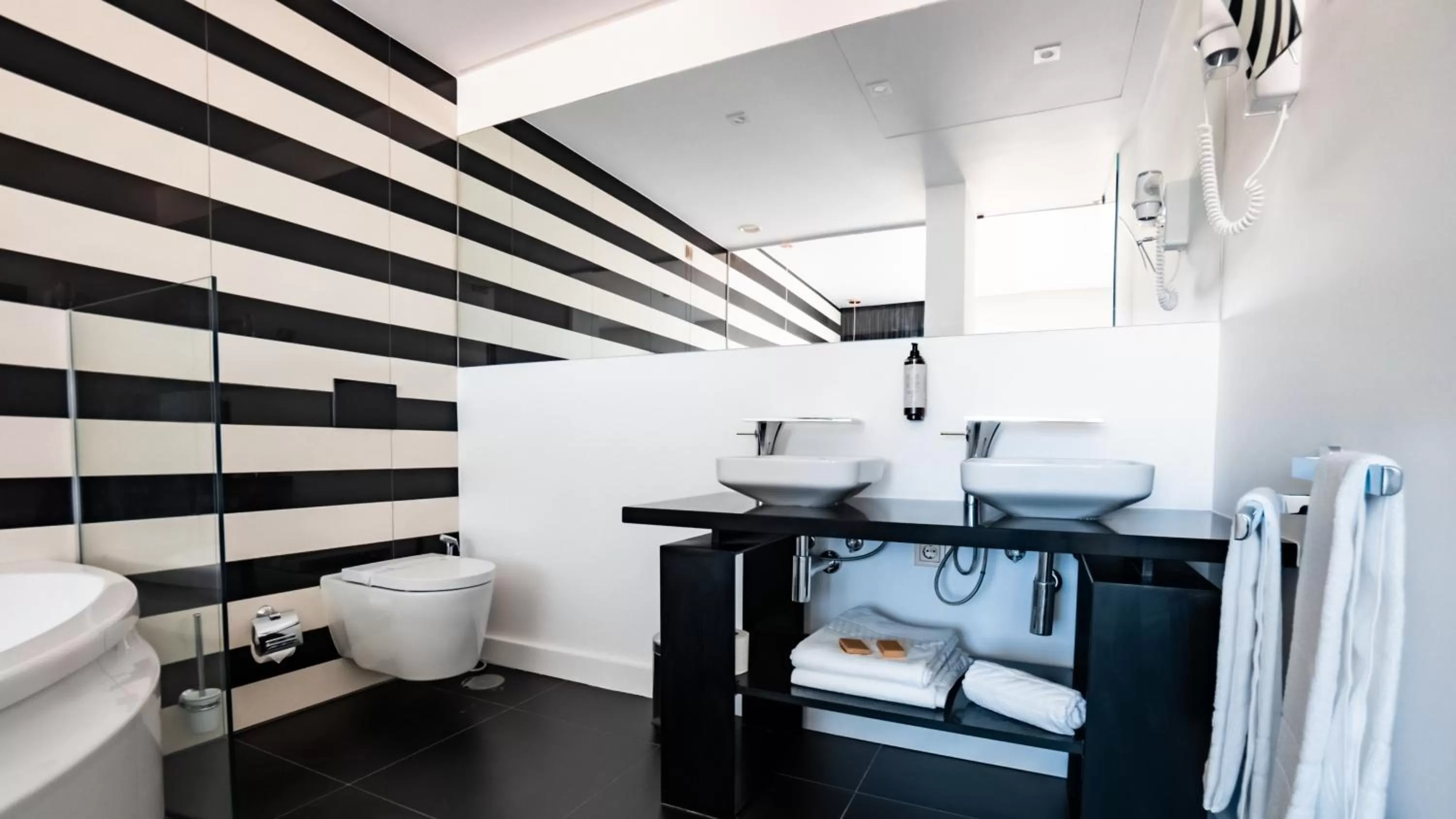 Toilet in Hills Hotel Lisboa