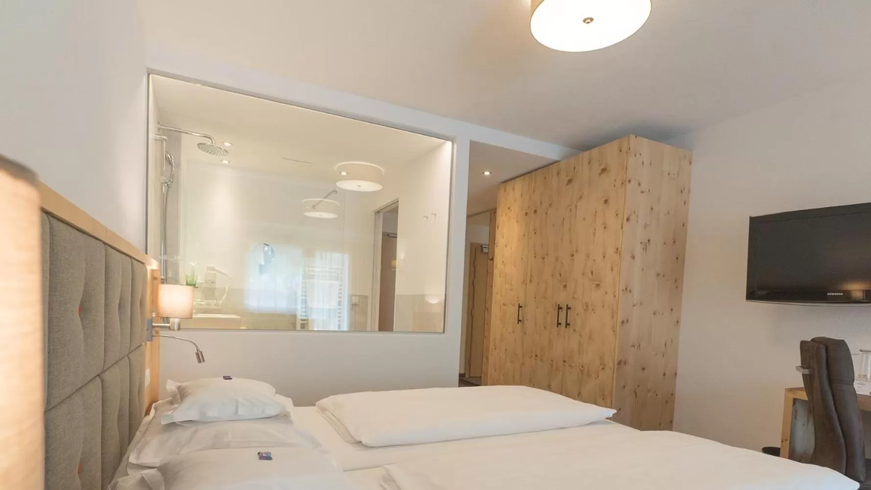 Photo of the whole room, Bed in Wellnesshotel Mein Almhof Superior