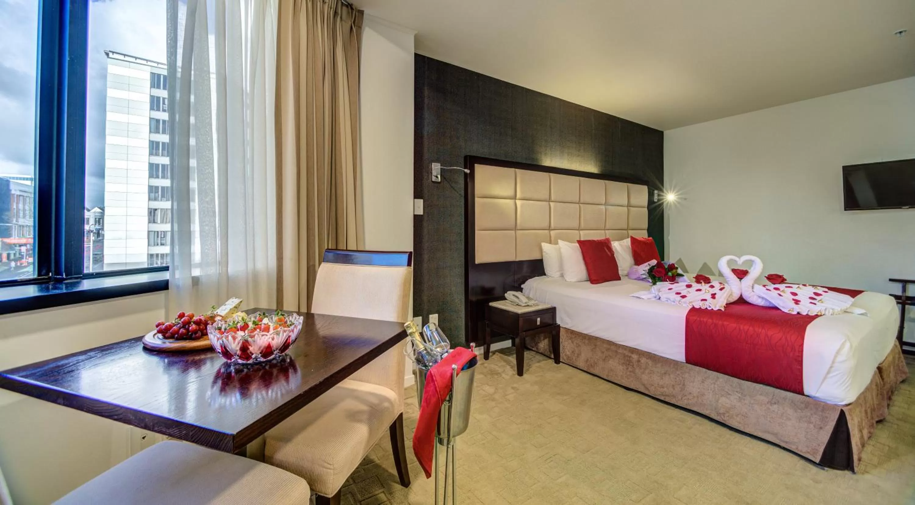 Photo of the whole room, Bed in VR Queen Street Hotel & Suites