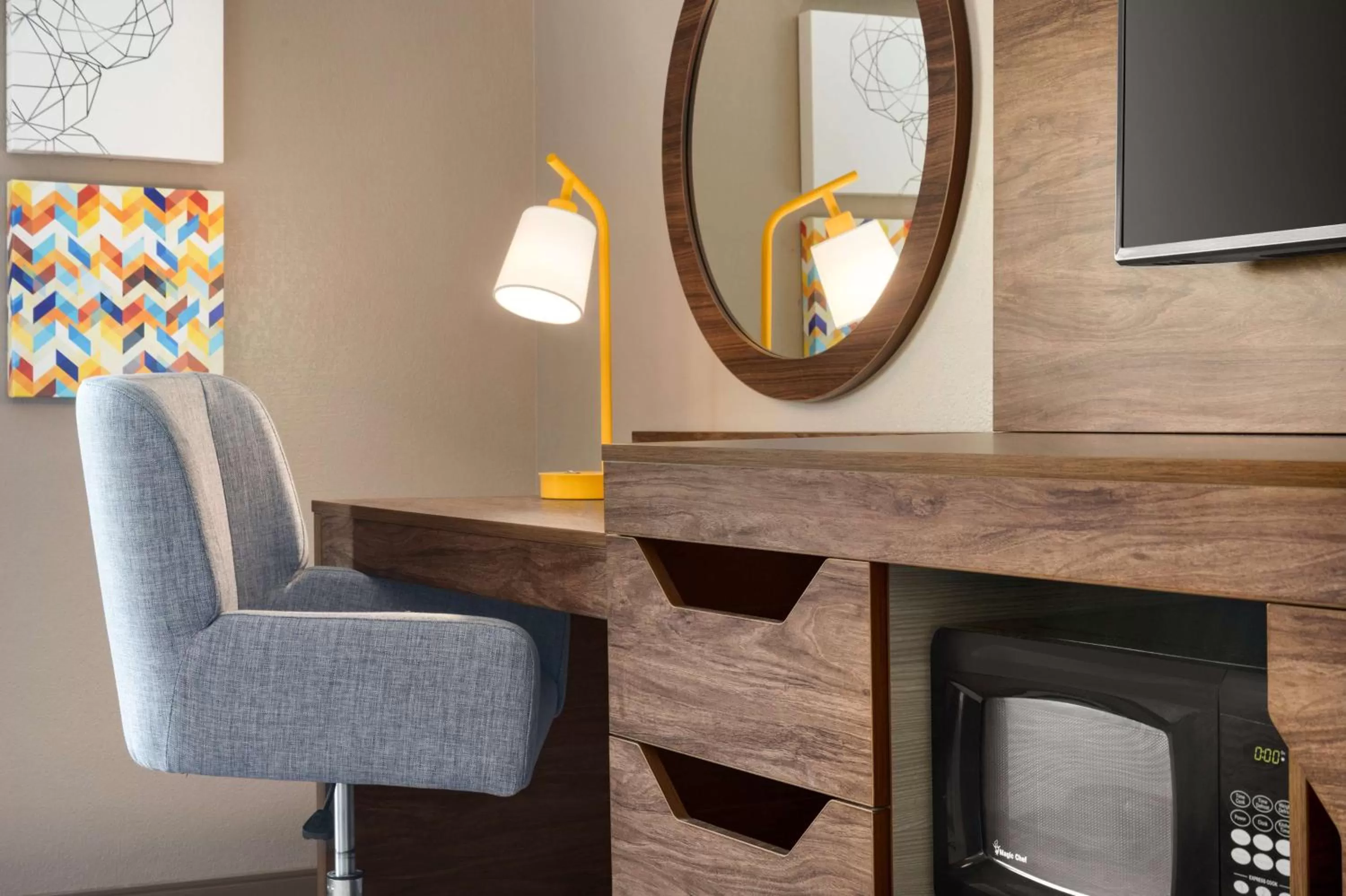 Bedroom in Hampton Inn St. Louis-Columbia