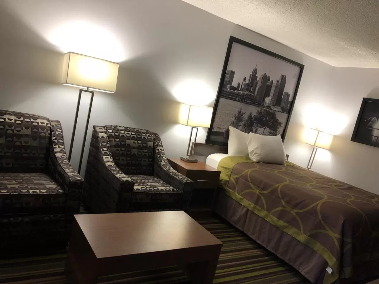 Photo of the whole room, Bed in Super 8 by Wyndham Windsor/Dougall