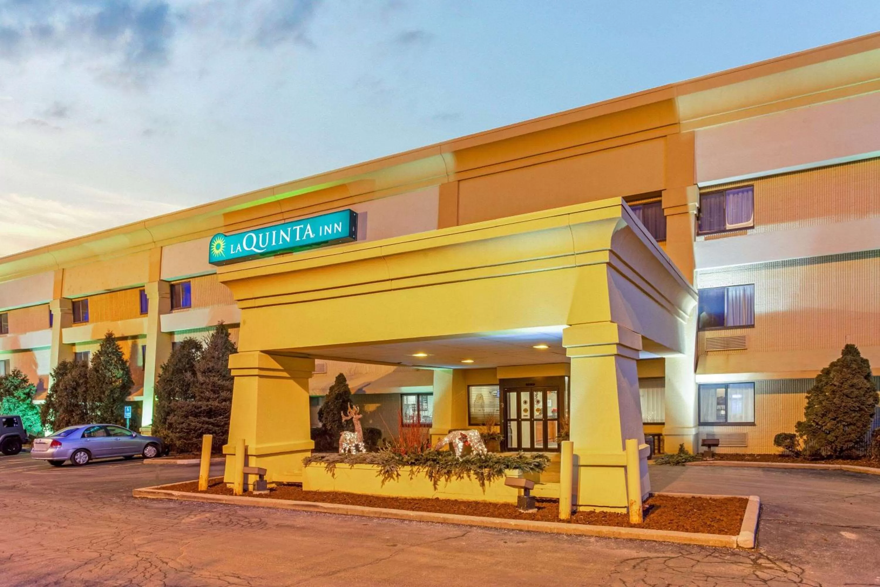 Property building in La Quinta Inn by Wyndham Milwaukee Airport / Oak Creek