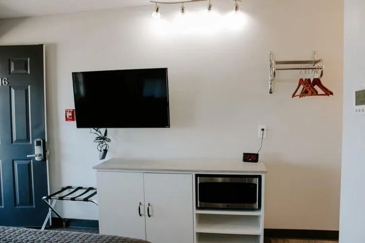 TV and multimedia in Berlin Village Inn