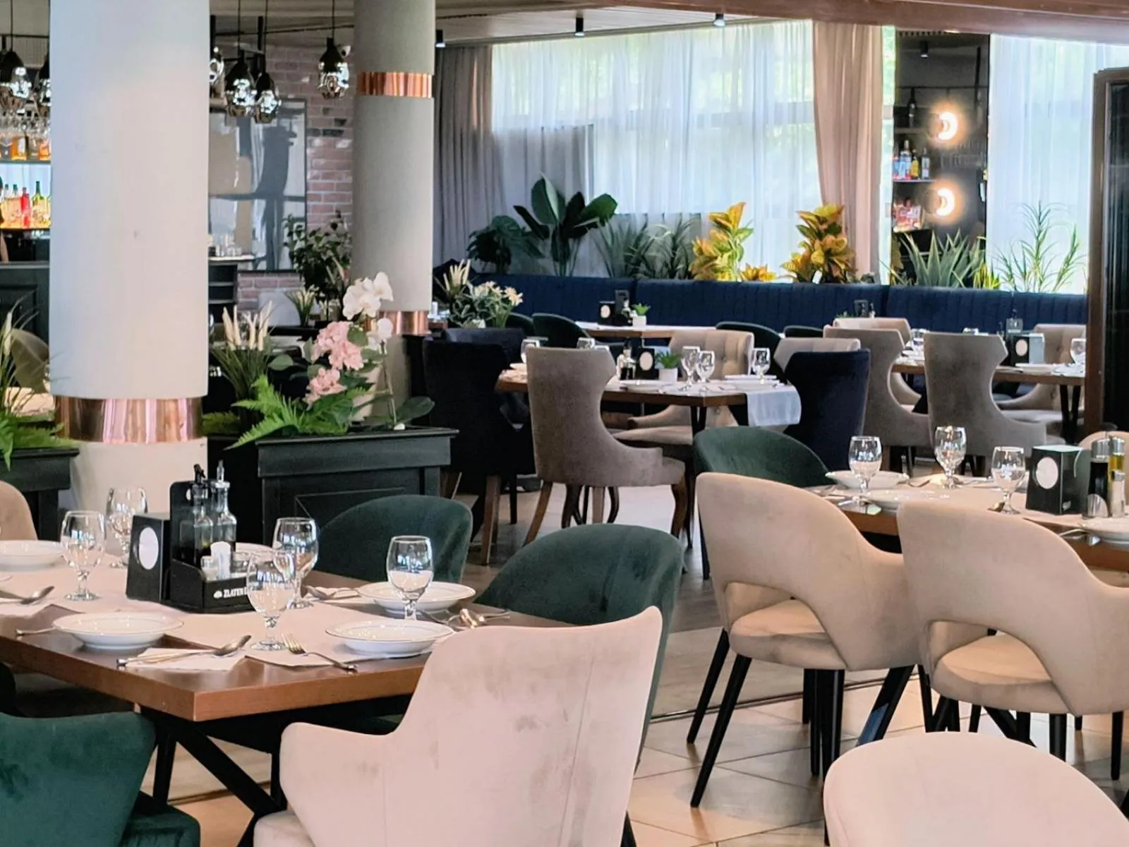 Restaurant/places to eat in Millenium Palace