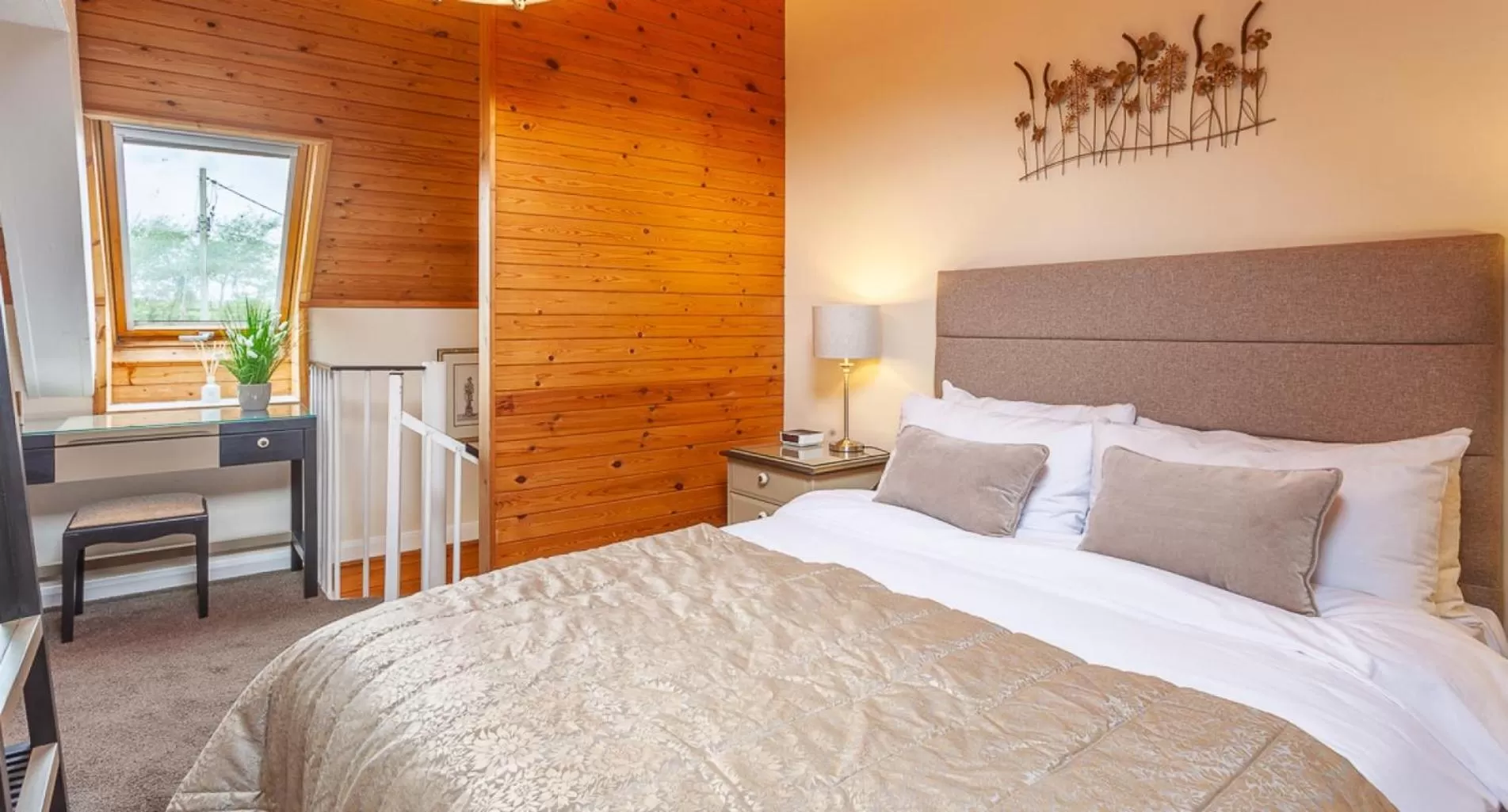 Bedroom, Bed in Anglers Arms