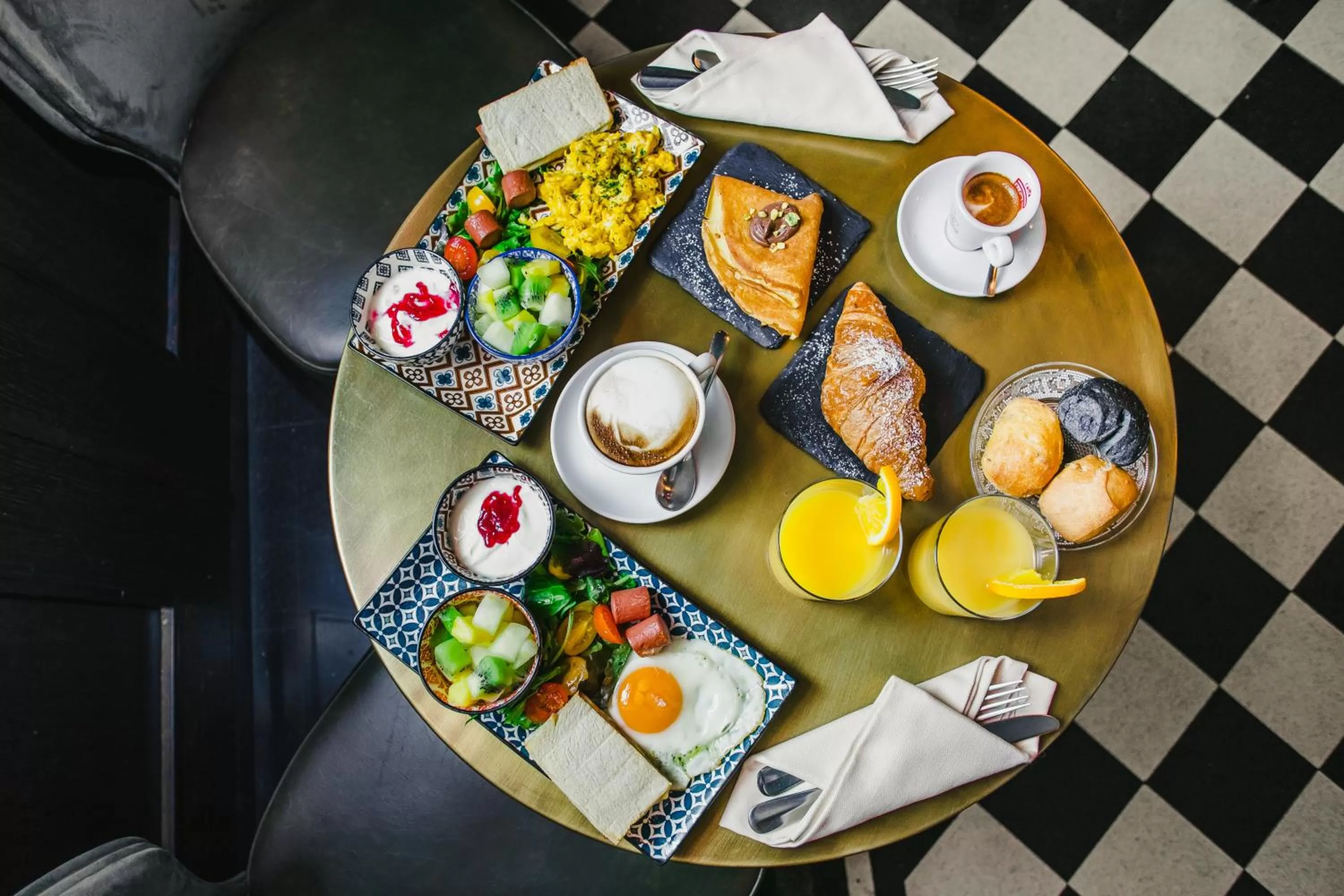 Restaurant/places to eat in Tree Charme Parliament Boutique Hotel