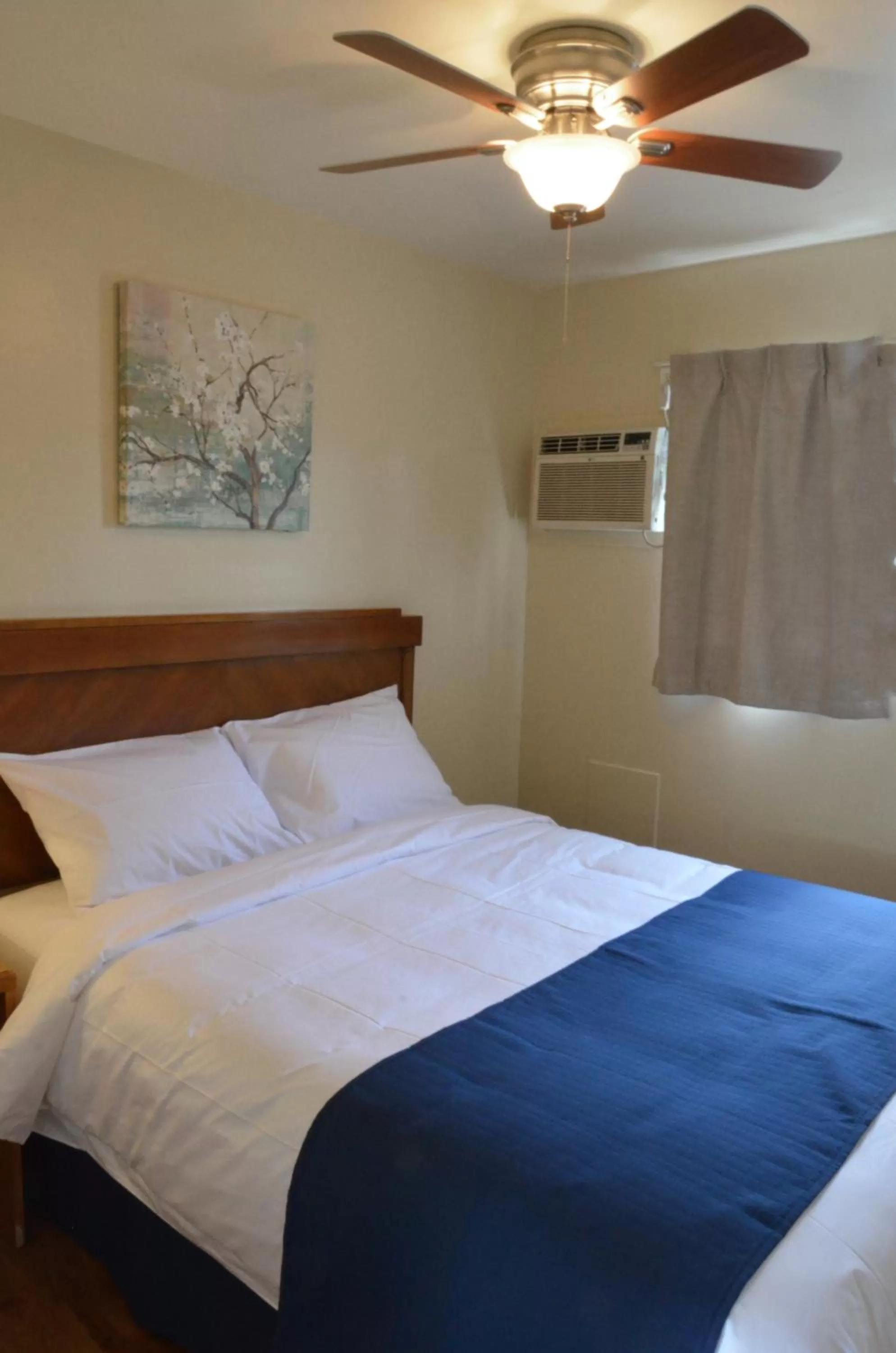 Bed in Knights Inn Merritt