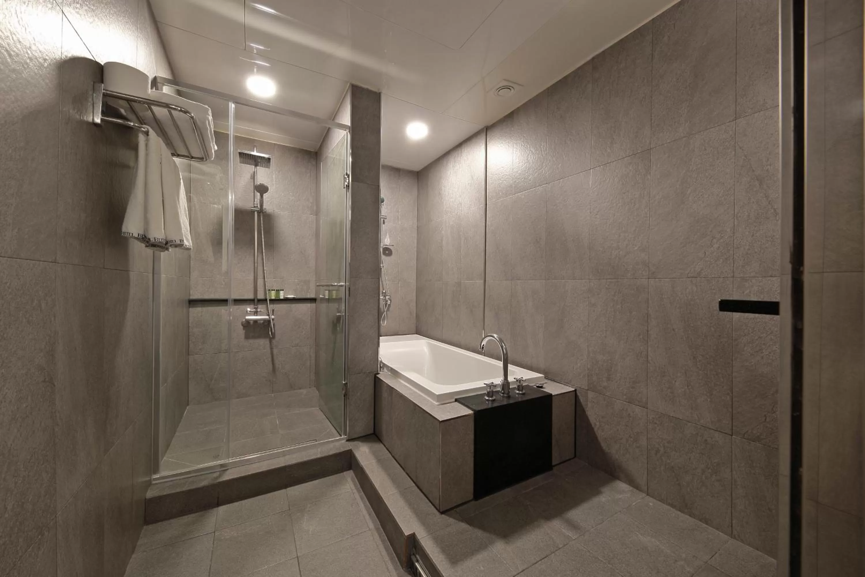 Shower in Benikea Swiss Rosen Hotel