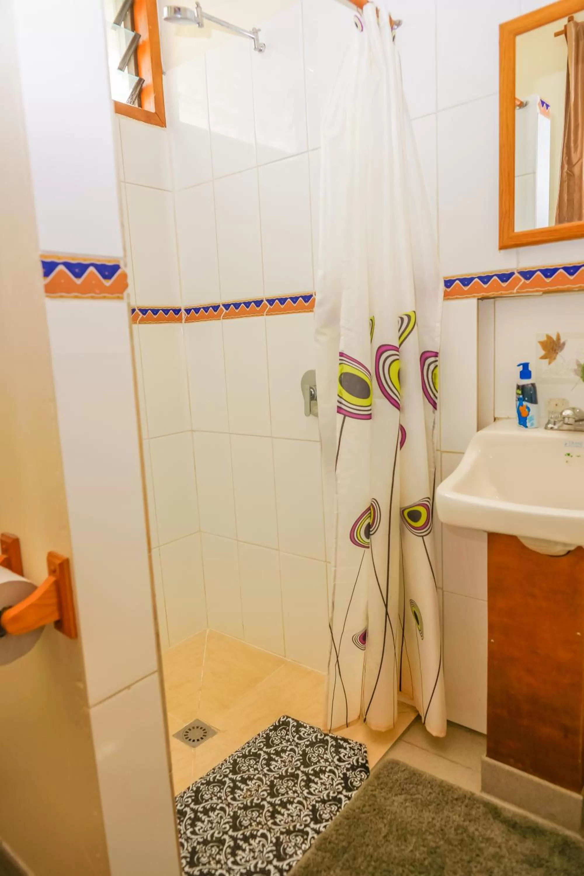 Bathroom in Lynn's Getaway Hotel