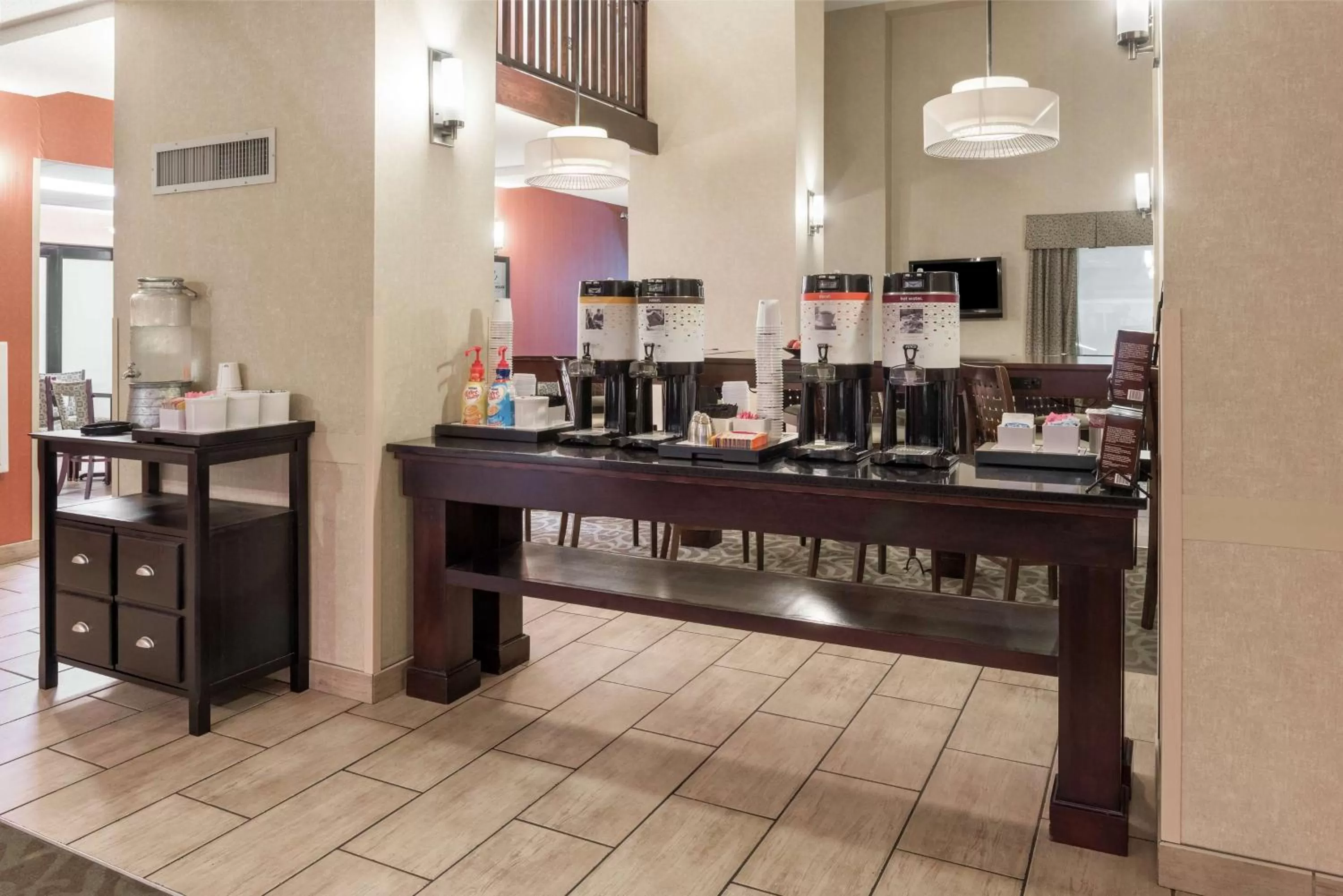 Restaurant/places to eat in Hampton Inn Branson on the Strip