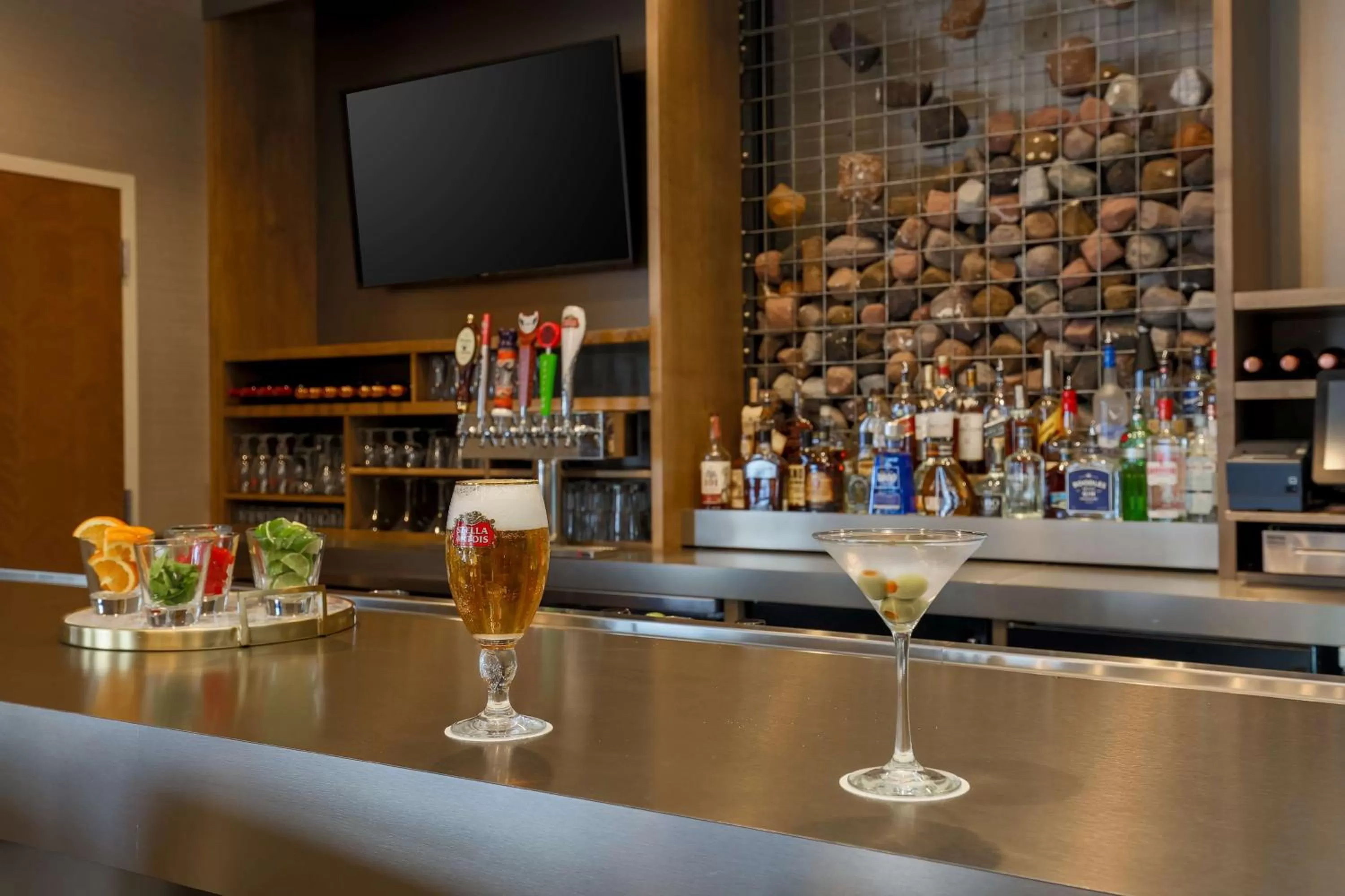 Lounge or bar in DoubleTree by Hilton Evansville