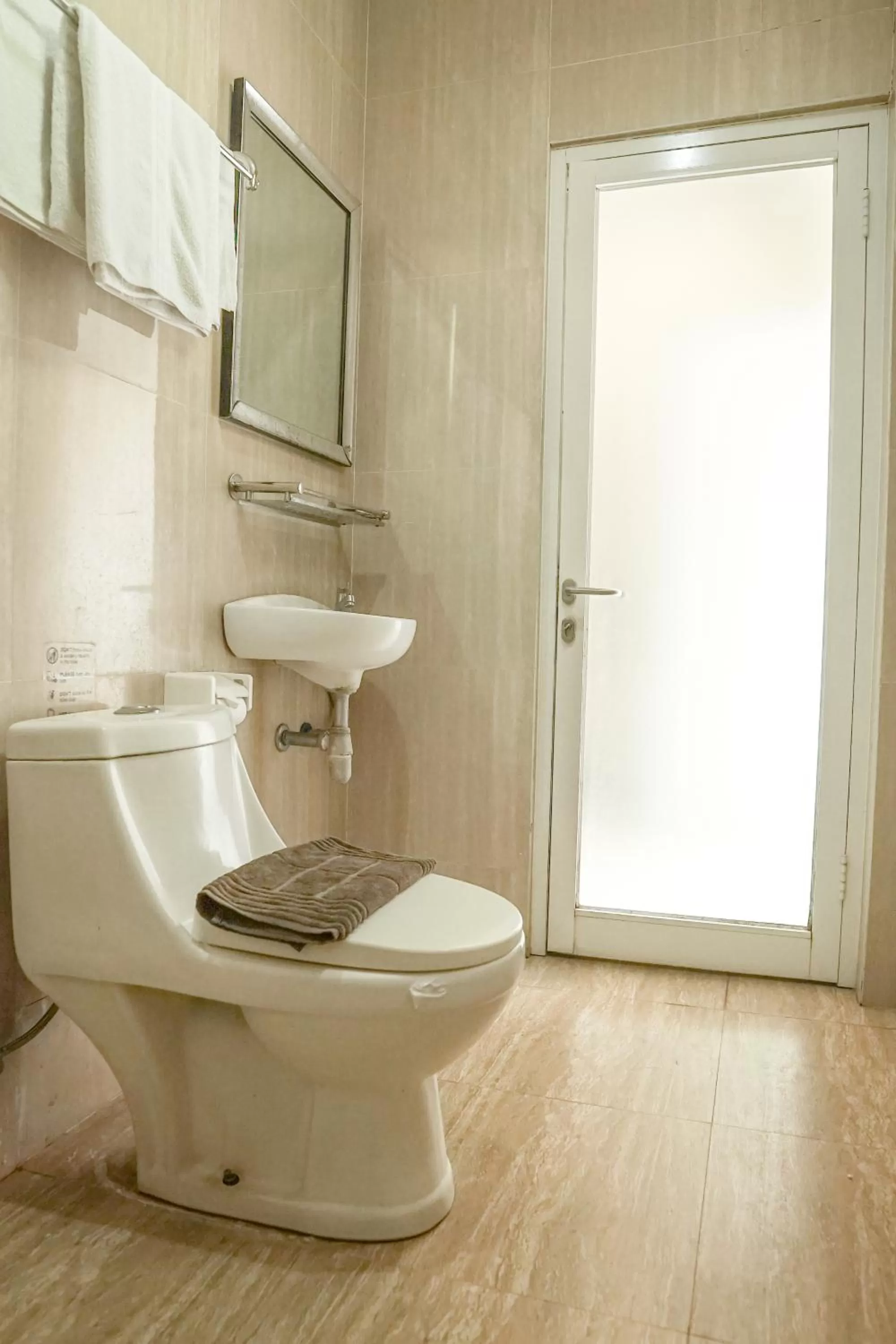 Bathroom in Airlangga Hotel