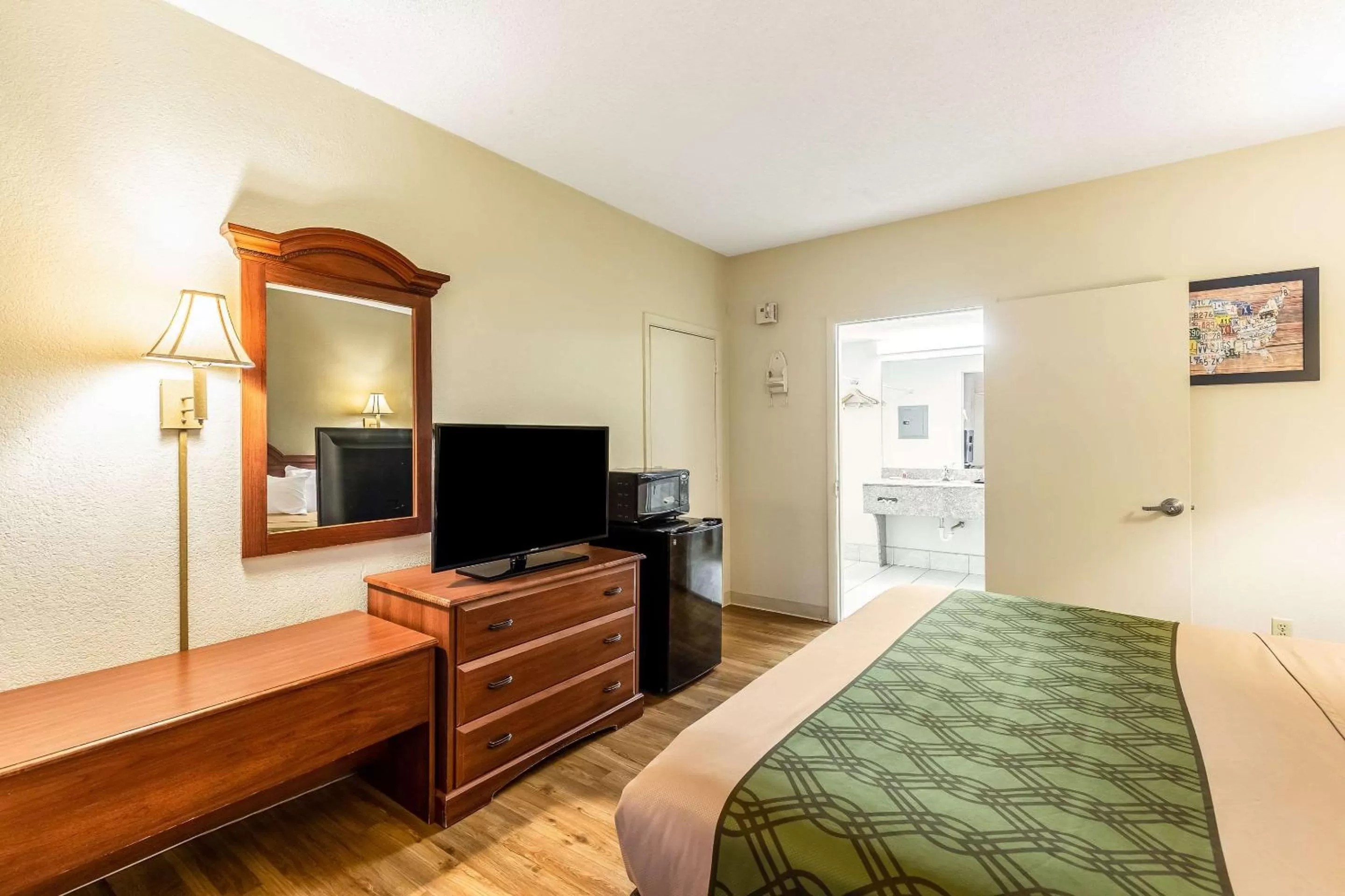 Photo of the whole room, Bed in Econo Lodge Lake City-North