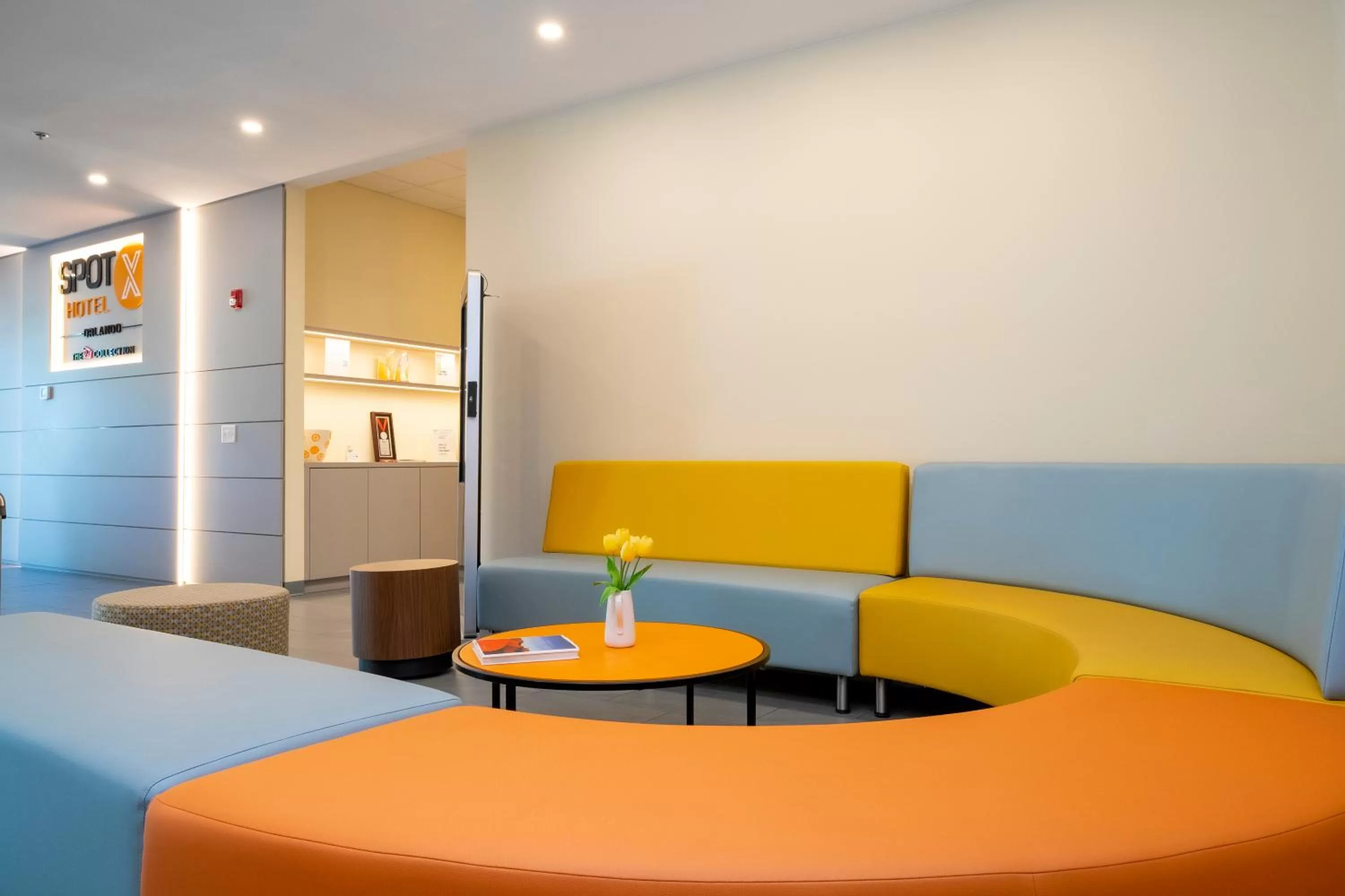 Seating area in SPOT X Hotel Orlando Intl Dr by The Red Collection