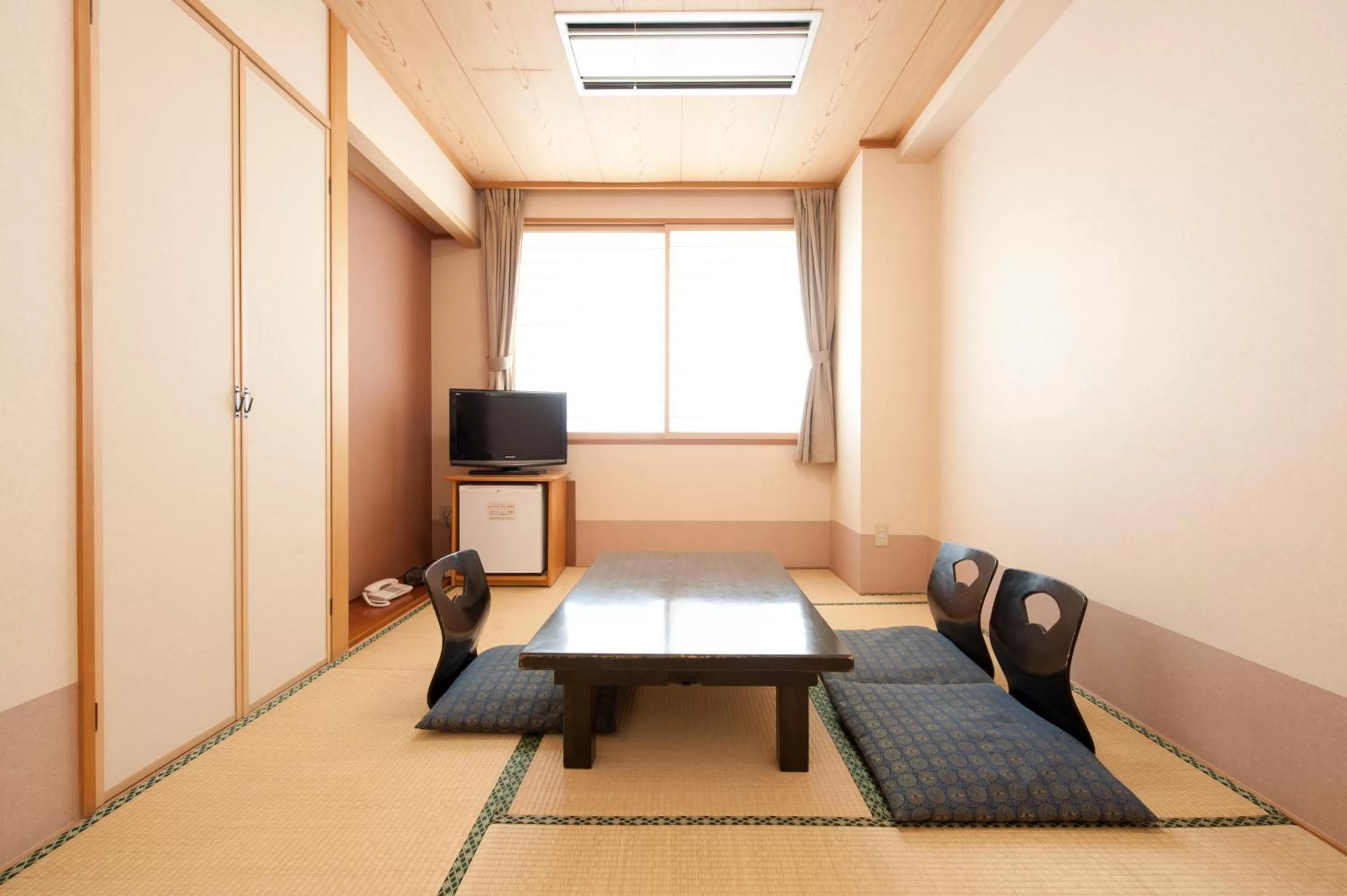 Photo of the whole room in Kur and Hotel Suruga