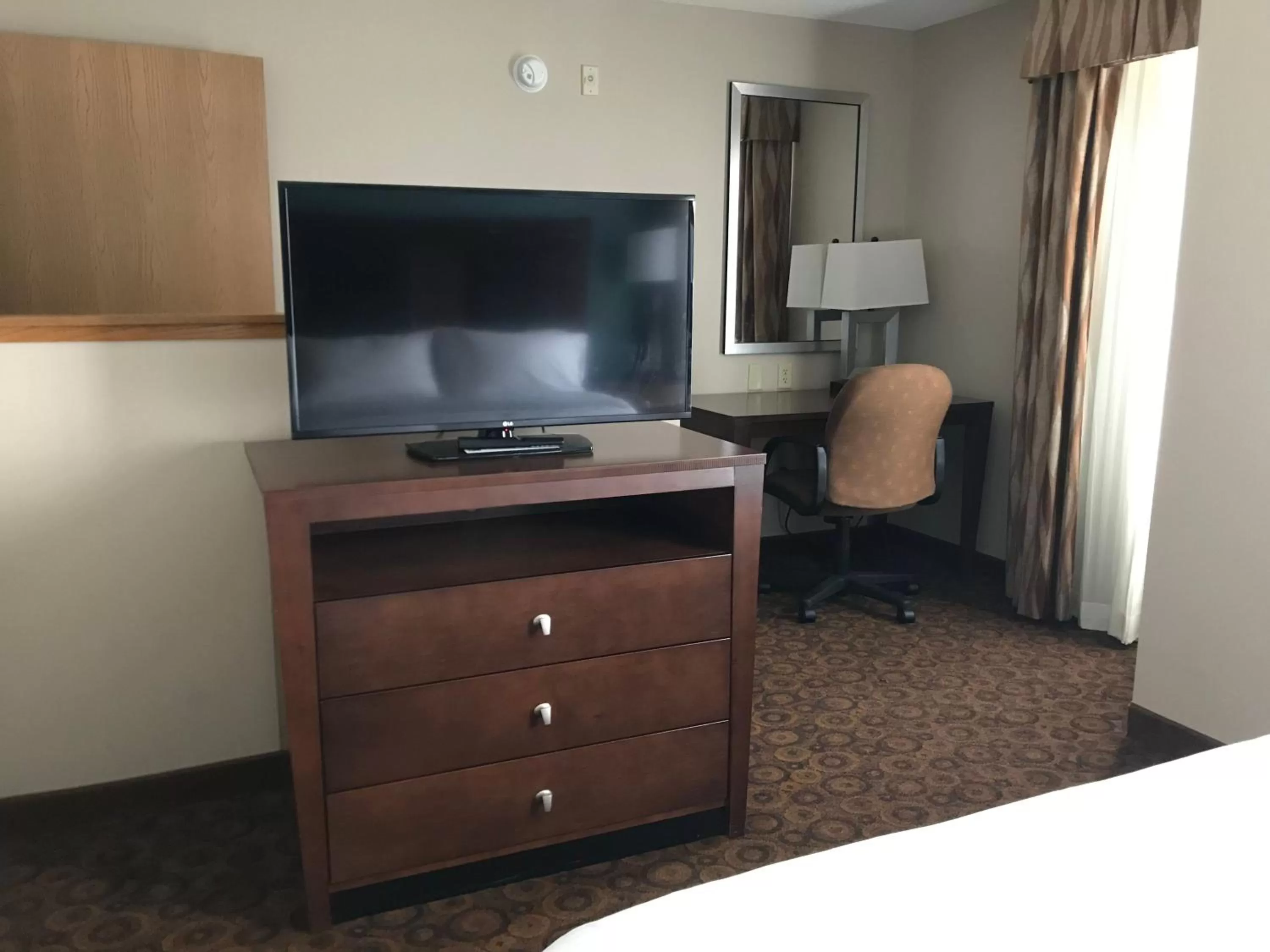 Bed in Holiday Inn Express and Suites St. Cloud by IHG