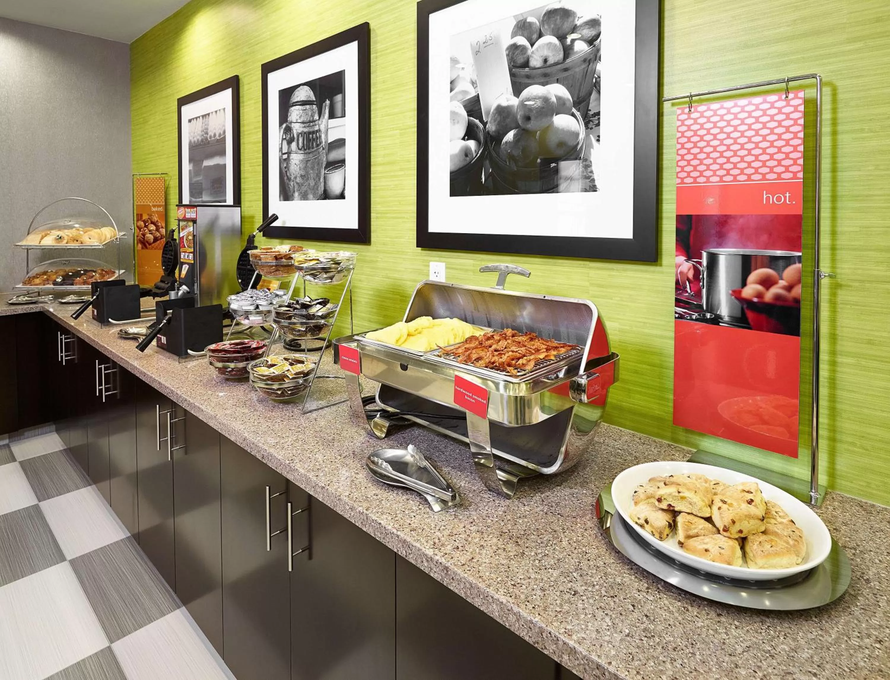 Dining area in Hampton Inn by Hilton Calgary Airport North